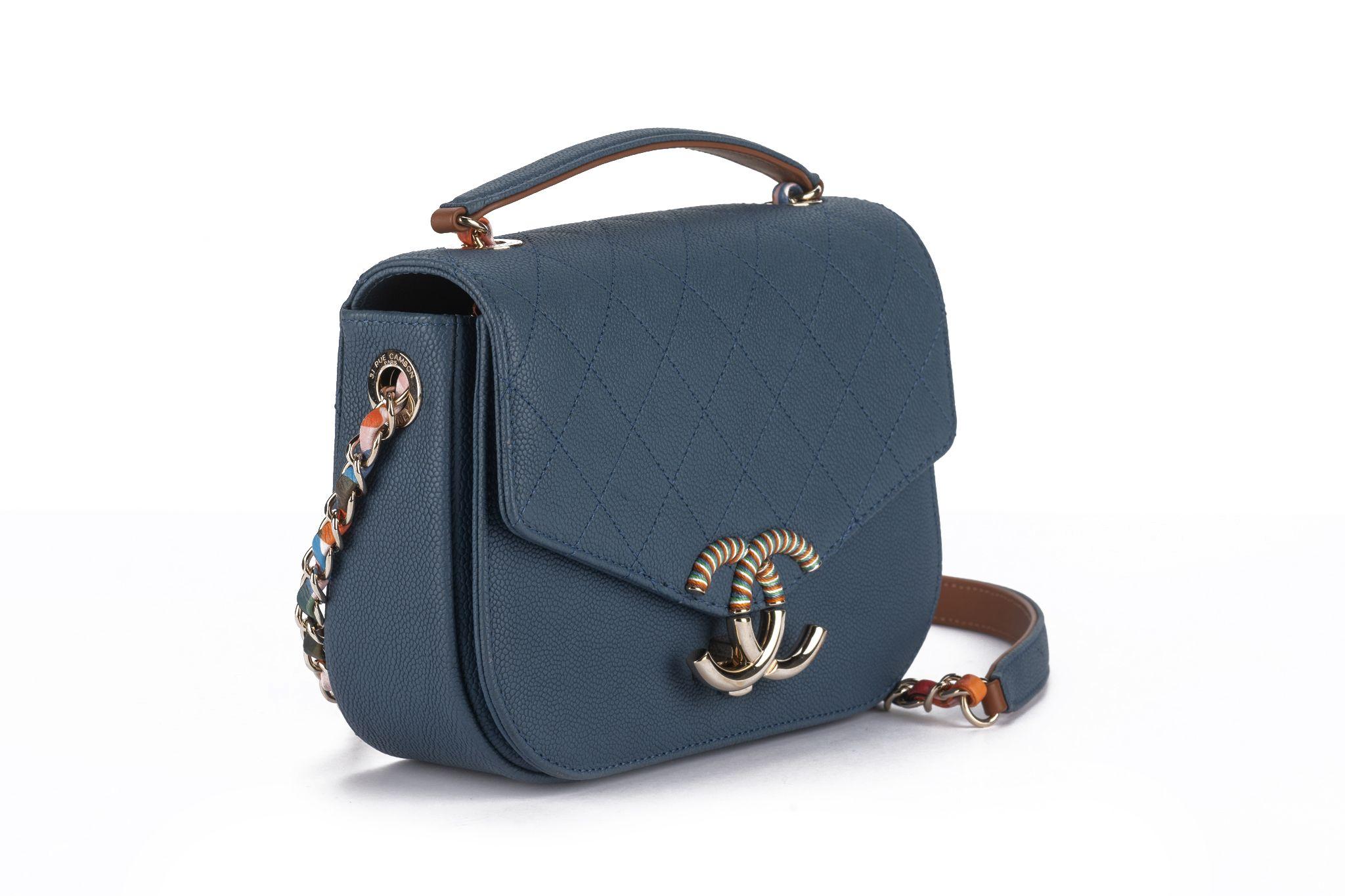 This Chanel Blue Shoulder Bag From the Cruise 2017 Collection by Karl Lagerfeld, features
an interlocking CC logo, gold-tone hardware, a chain-link shoulder strap with chain-link accents, a push-lock closure at front. Comes with an authenticity card