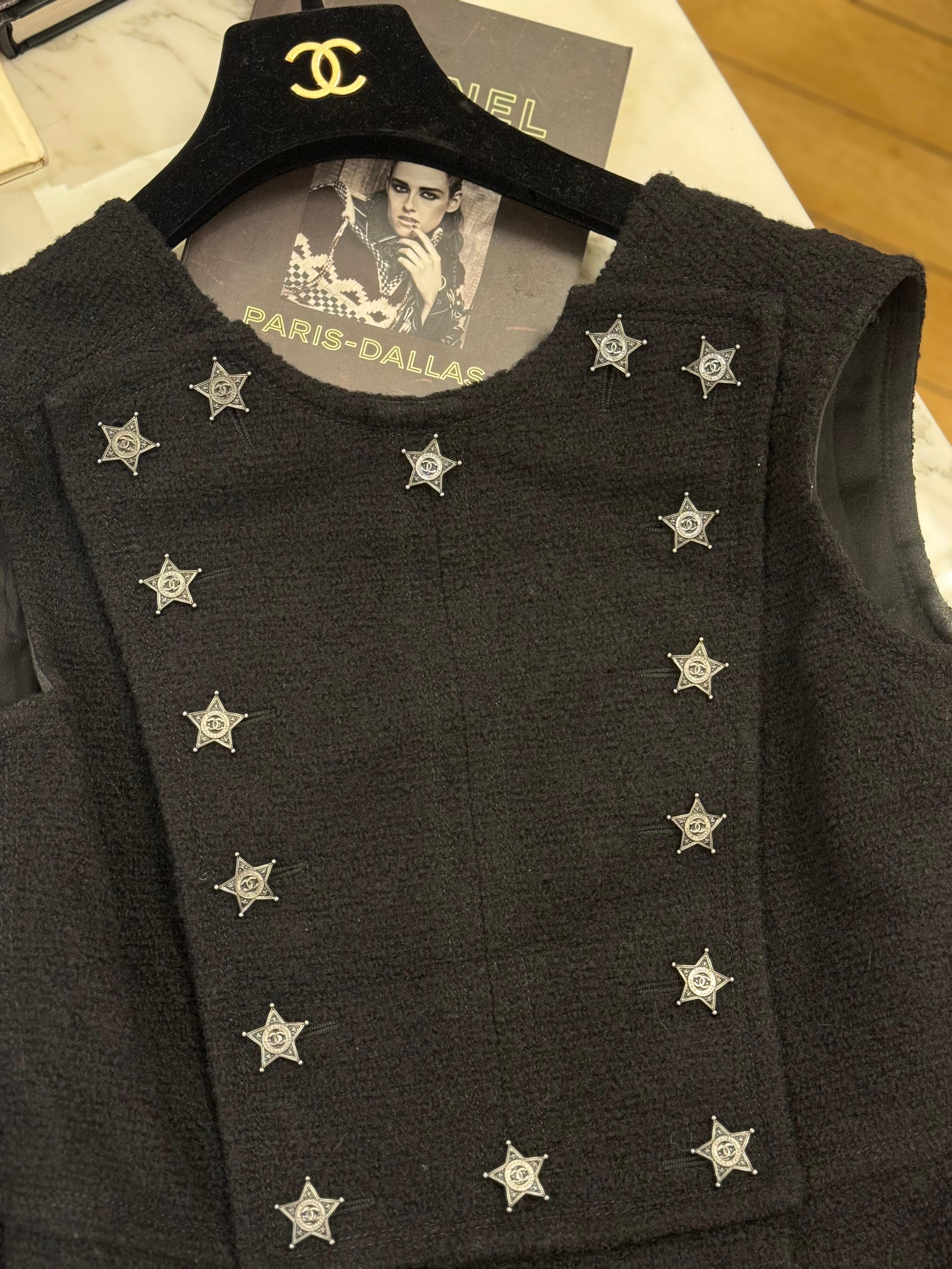 Chanel métiers d'art Paris Dallas pre fall 2014 robe en tweed, nombreux boutons métalliques sheriff stars cc logo sur le devant, taille 38 FR elle va jusqu'au US 4, très bon état. 
