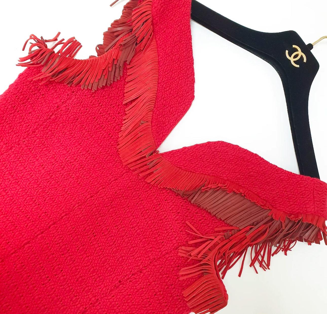 Seltene Chanel Laufsteg métiers d'art vor Herbst 2014 Paris Dallas rot Tweed-Kleid Leder Fransen Details, Stern Reißverschluss, 
Ausgezeichneter Zustand (aber Reißverschluss war kaputt, siehe Bilder)
Sz.34
Aufhänger ist nicht enthalten