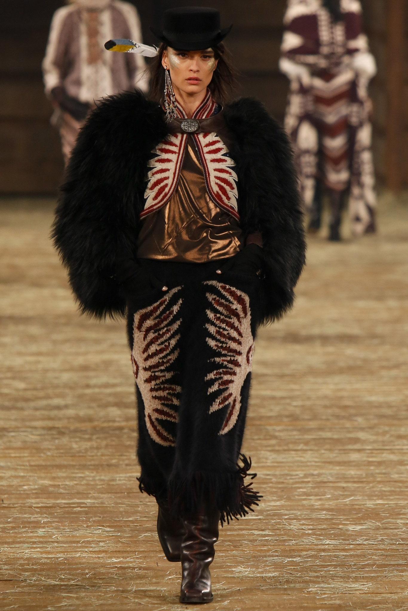 Famous cashmere jumper Chanel from Dallas collection, decorated with feathers embroidery.
Size 36 FR, condition is pristine.