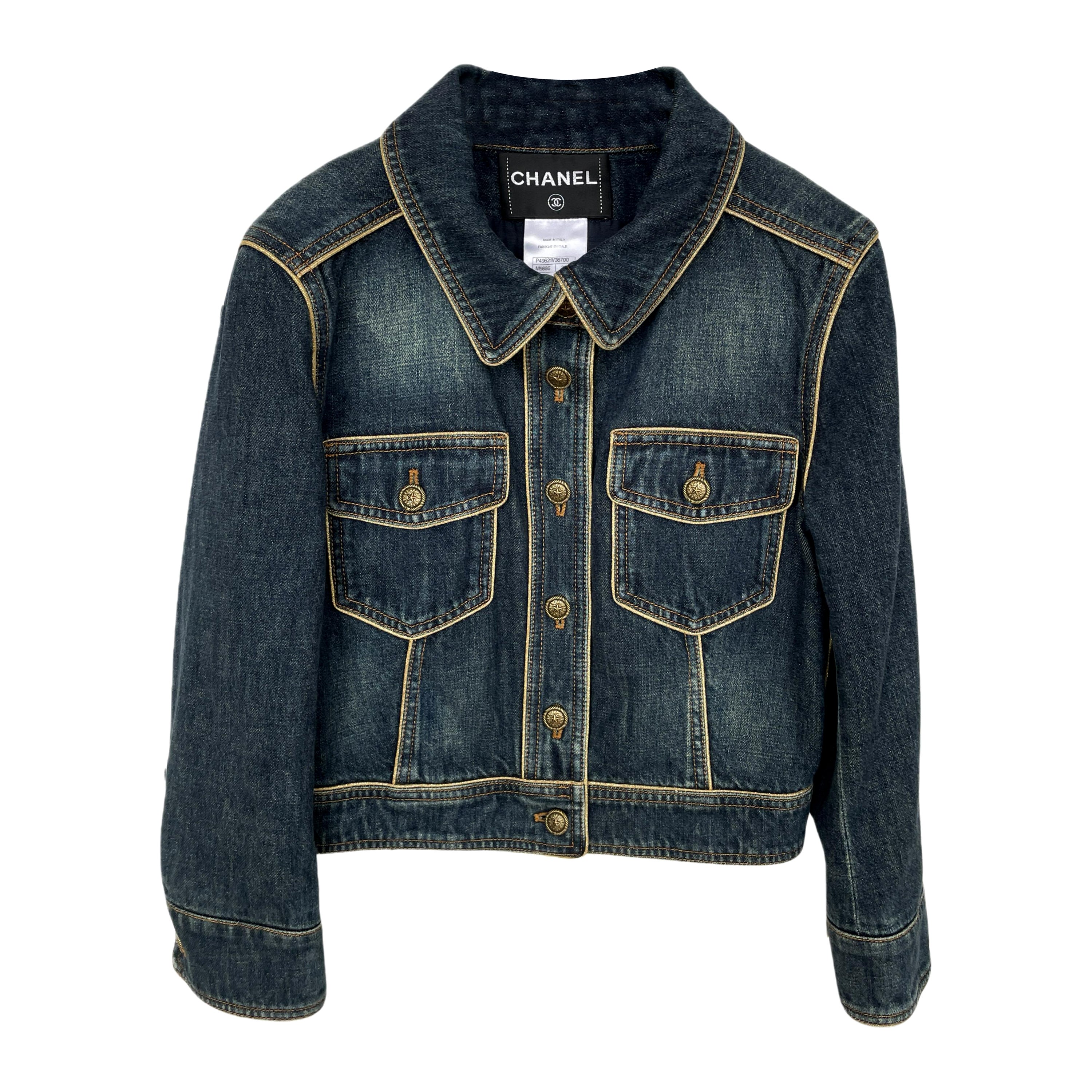 CHANEL Paris / Dallas – Kultige Jeansjacke mit CC-Stern-Knöpfen im Angebot