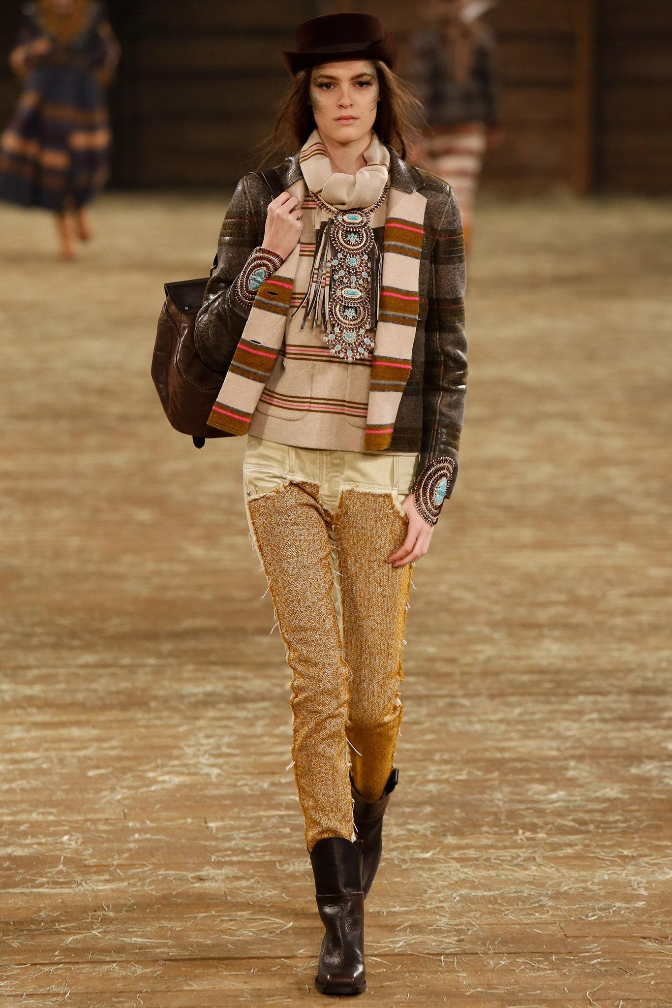 Favoloso maglione Chanel in cashmere beige ~ da Runway of Paris / DALLAS Collection ~ metiers d'Art 2014 by Karl Lagerfeld 
Taglia 40 FR / Condit: mai indossate
- Bottoni a stella con logo CC
- composizione 100% cashmere
