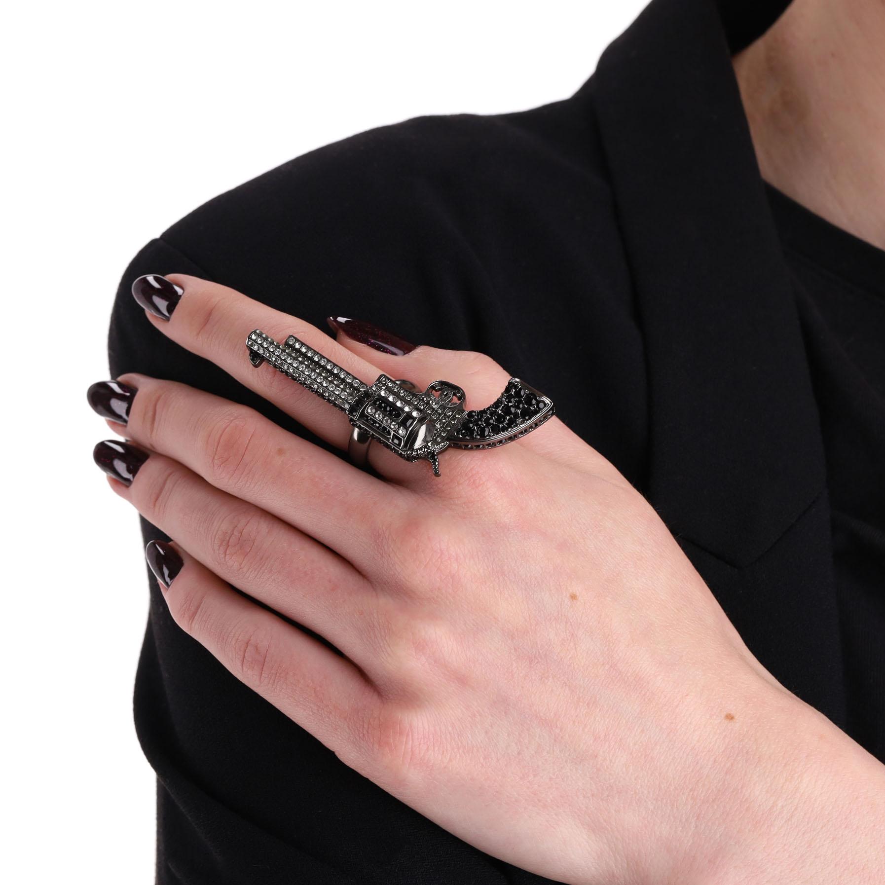 Pièce rare - Chanel Paris Dallas Bague pistolet logo 'CC' en ruthénium et cristal

Issue de la collection 2014 Paris-Dallas Métiers d'Art Pre-Fall, cette bague pistolet surdimensionnée.

Fabriqué en métal ruthénium orné de cristaux argentés et