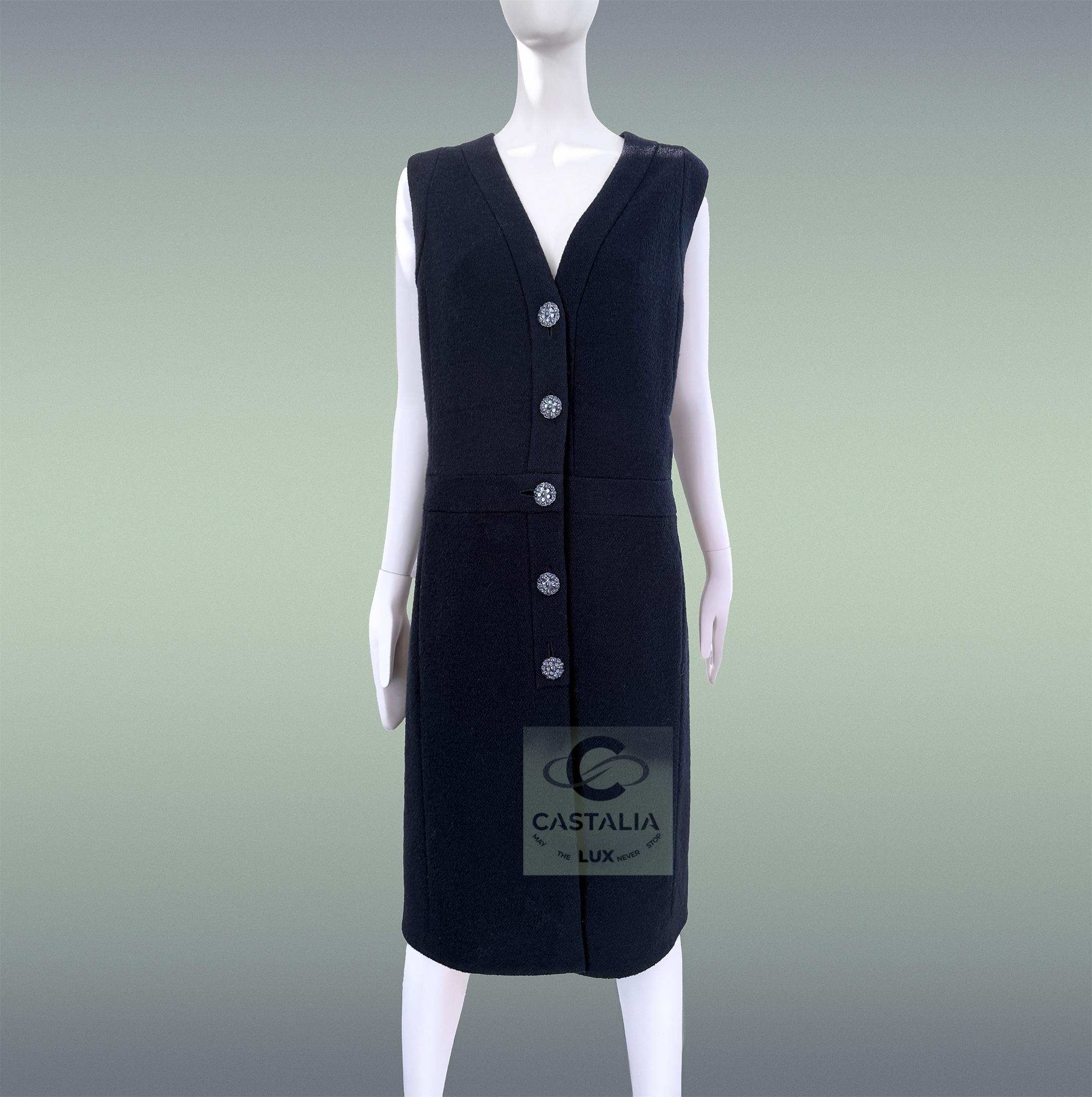 CHANEL Paris / Dubai CC Gripoix Knöpfe Tweed Jacke Kleid 46 FR (Schwarz) im Angebot