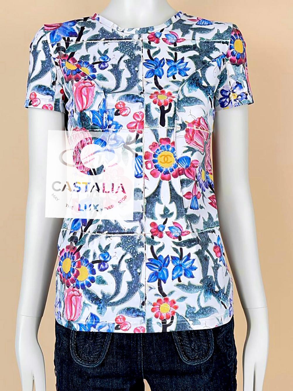 Chanel Paris / Dubai CC Logo Kaleidoscope T-Shirt 38 FR in vendita 1