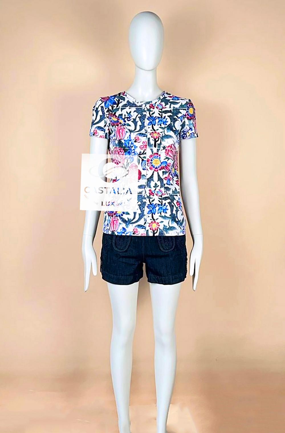 Chanel Paris / Dubai CC Logo Kaleidoscope T-Shirt 38 FR in vendita 4