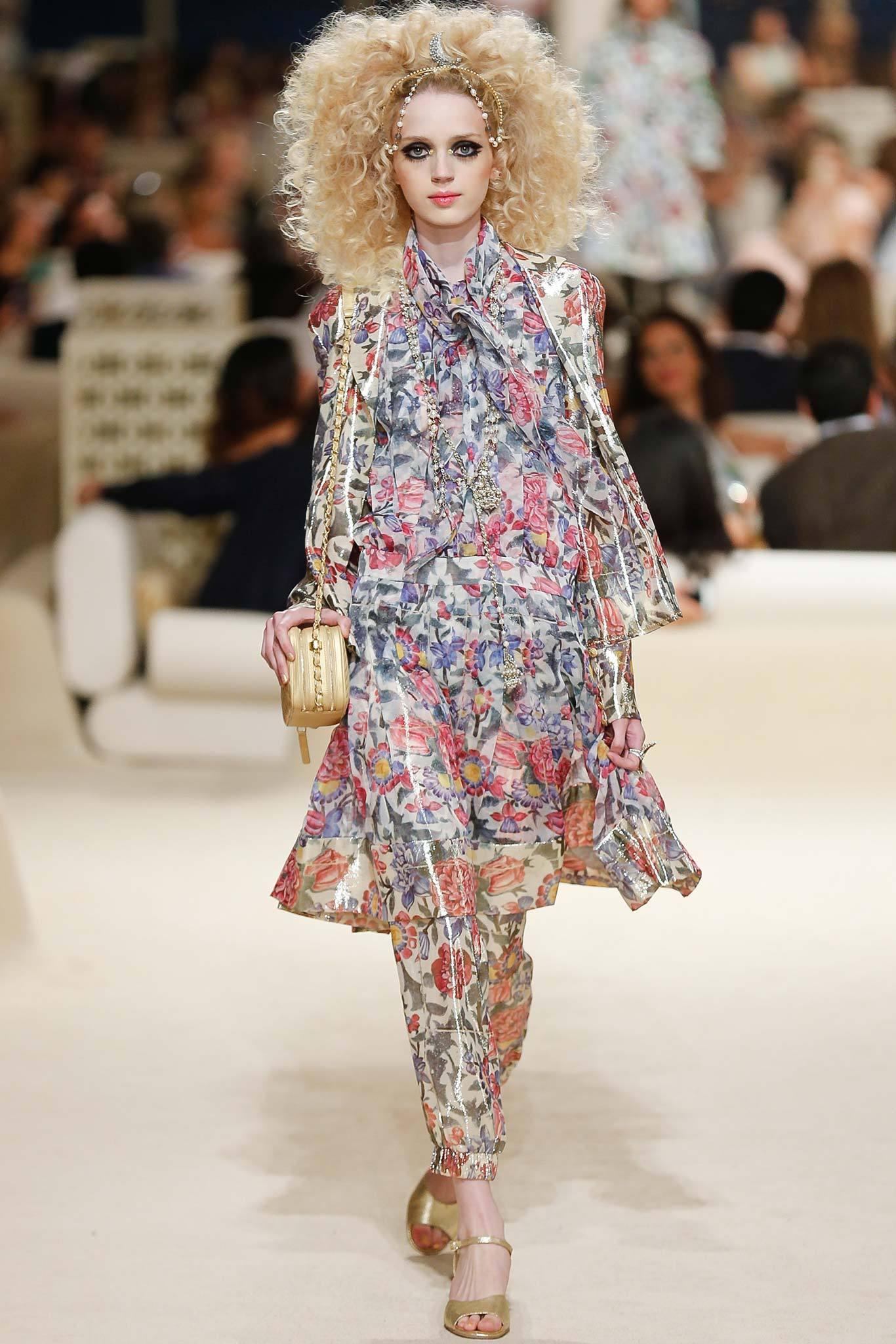 Gris Chanel Paris / Dubai CC Logo Kaleidoscopic T-Shirt 38 FR en vente