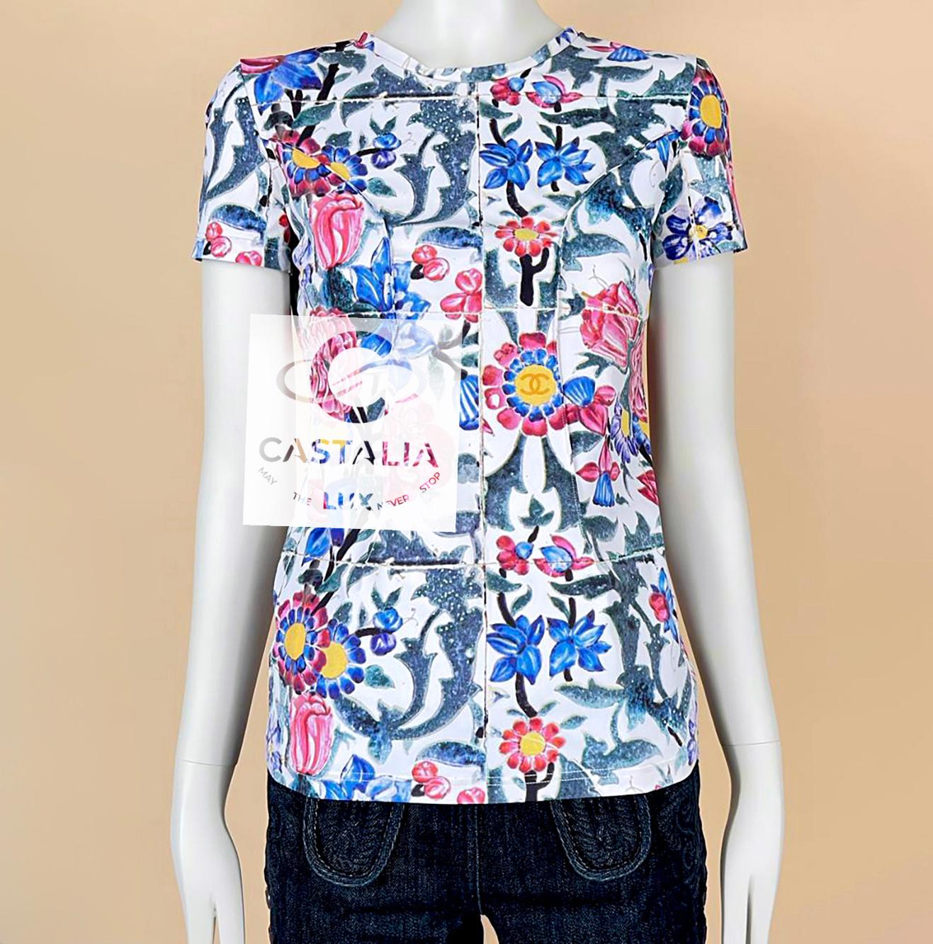 Chanel Paris / Dubai CC Logo Kaleidoscopic T-Shirt 38 FR en vente 1