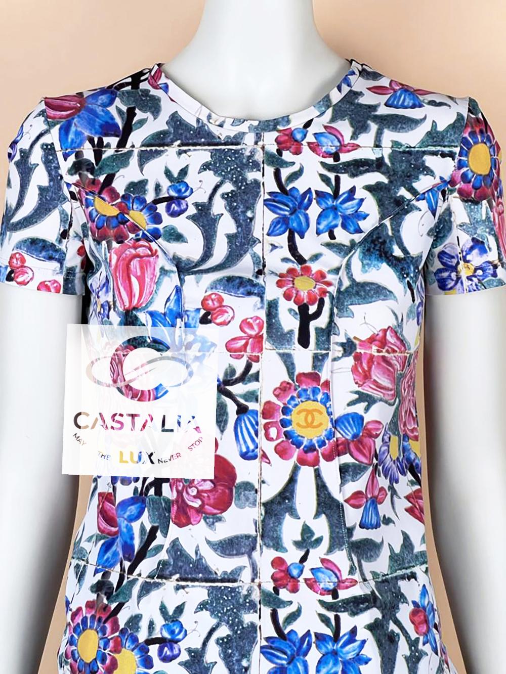 Chanel Paris / Dubai CC Logo Kaleidoscopic T-Shirt 38 FR en vente 2