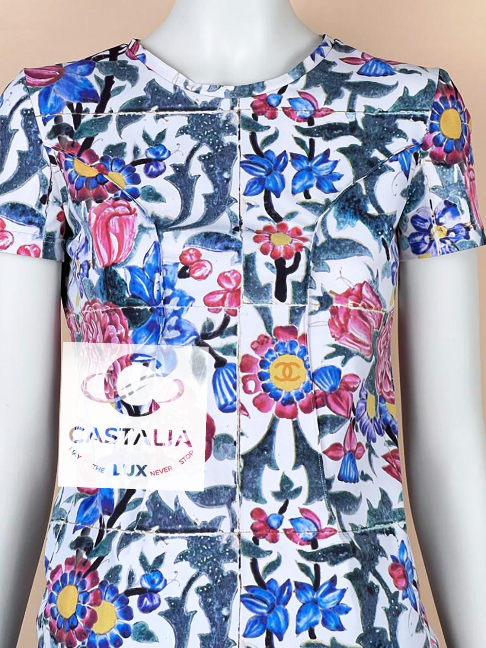 Chanel Paris / Dubai CC Logo Kaleidoscopic T-Shirt 38 FR en vente 3