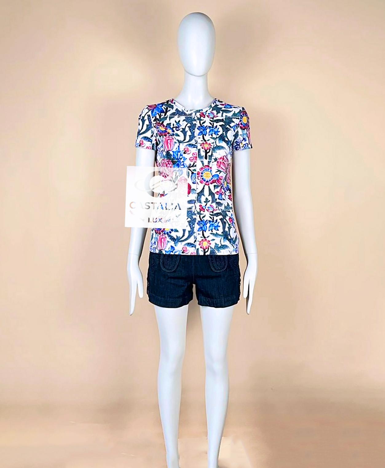Chanel Paris / Dubai CC Logo Kaleidoscopic T-Shirt 38 FR en vente 4