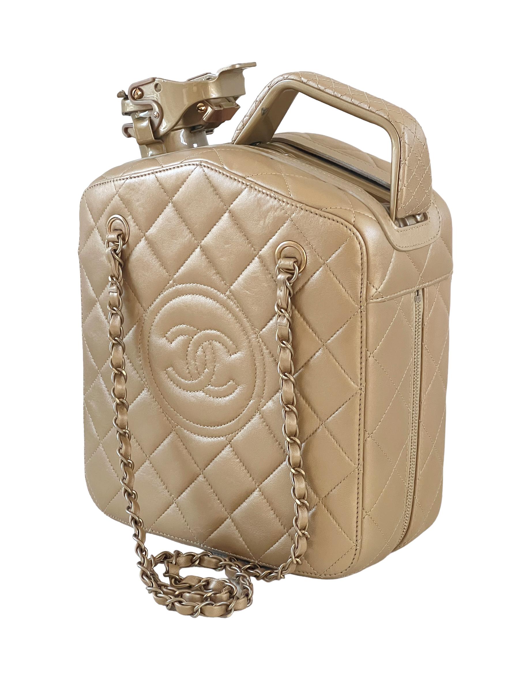 Chanel 2015 Paris-Dubai Nächte Gas Tank Jerry Can Accessoire Tasche

Seltene Sammlertasche in sehr gutem Zustand / Entworfen von Karl Lagerfeld

In sehr gutem Zustand mit leichten Gebrauchsspuren

Höhe: 10