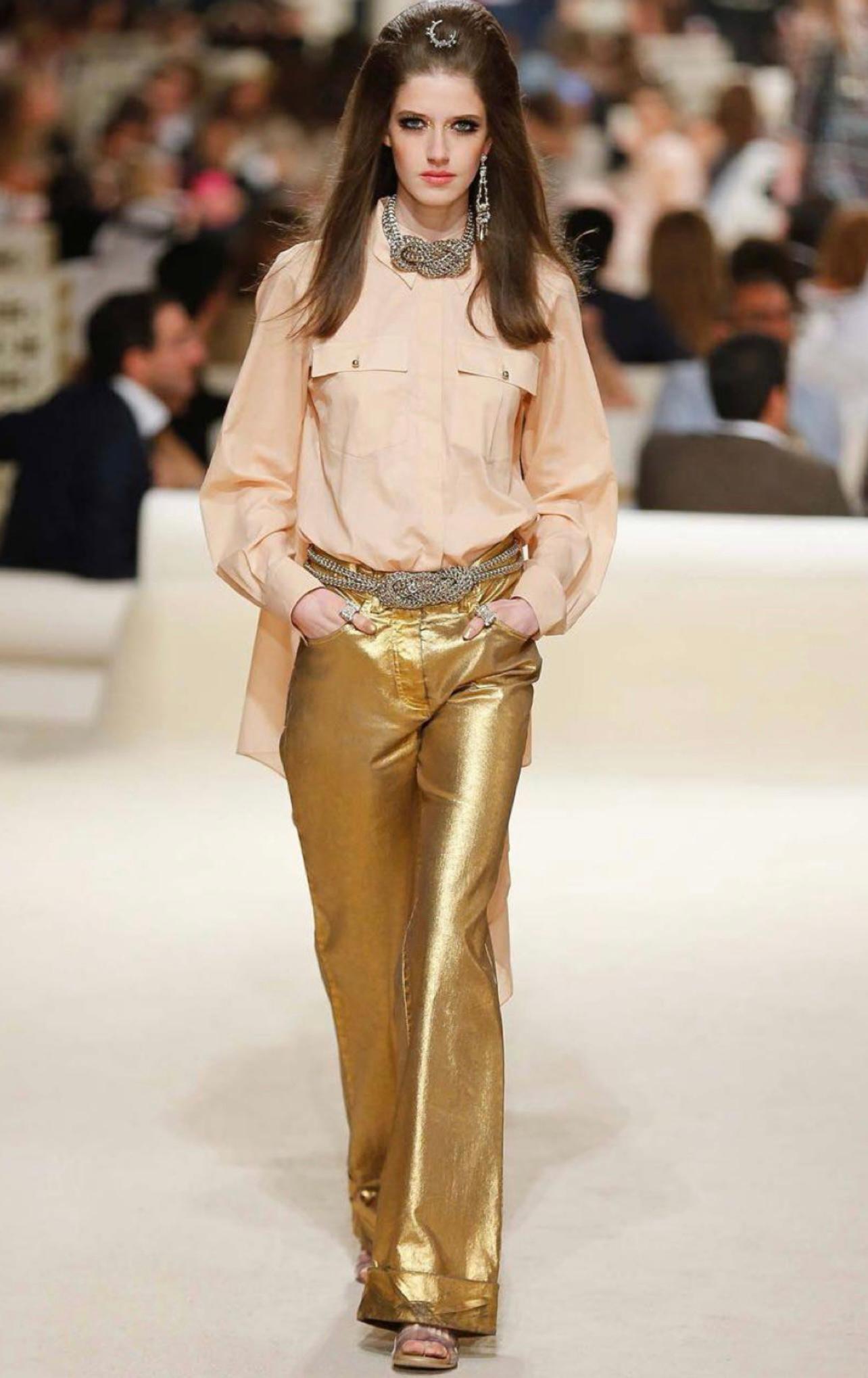 Chanel Runway goldgewaschene Jeans aus Paris / DUBAI 2015 Cruise Collection.
- CC-Logo-Tasten in der Mitte
Größenbezeichnung 44 FR. Nie getragen