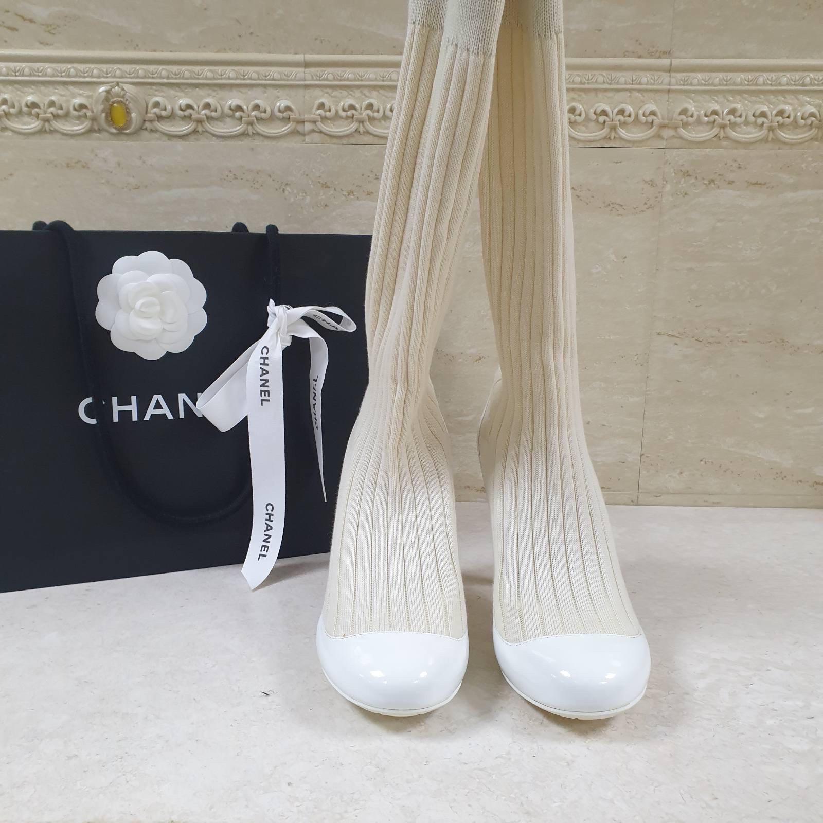 CHANEL Paris Dubai White Patent Leather Knitted Pumps Heels In Excellent Condition In Krakow, PL