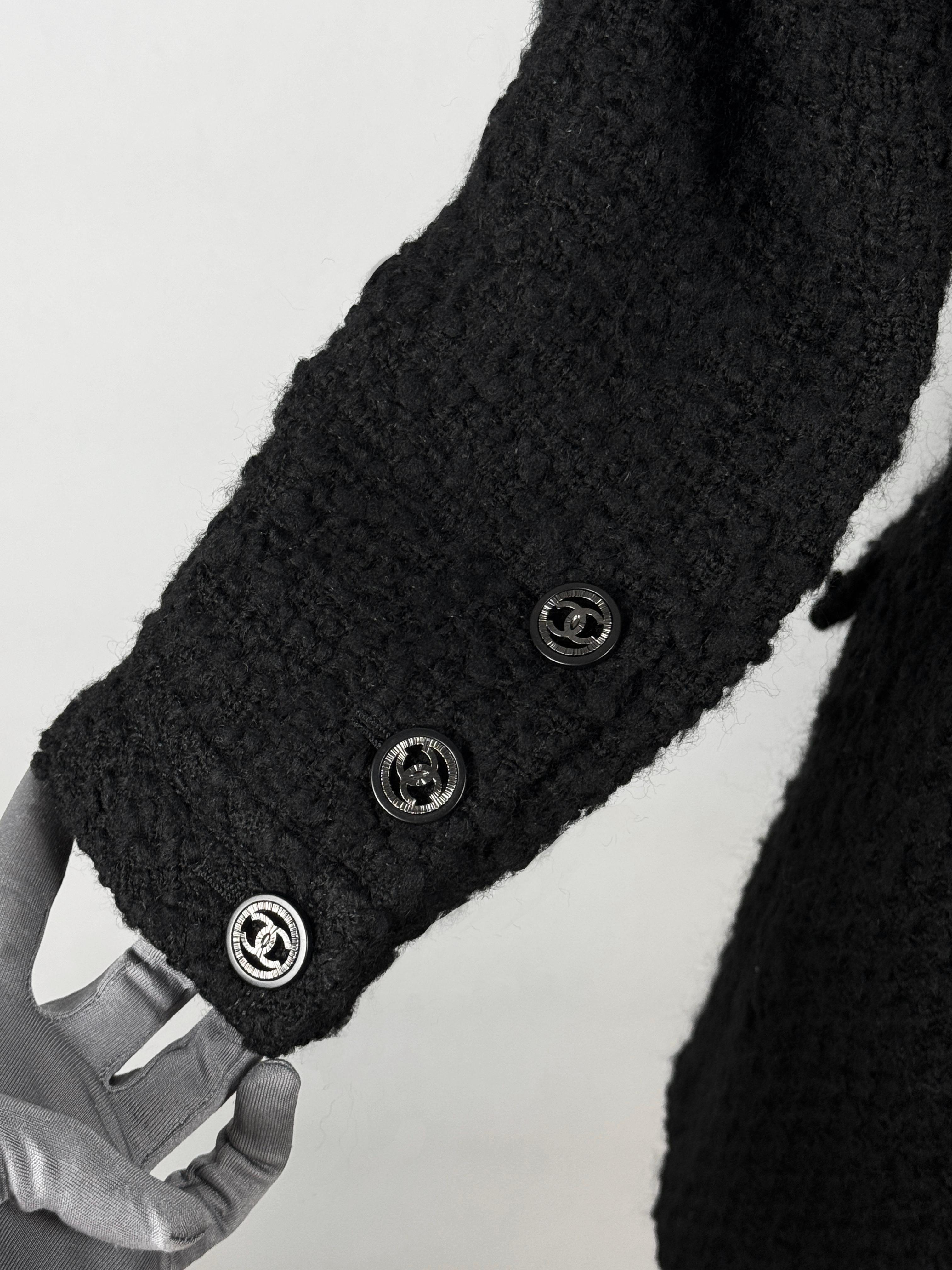 CHANEL Parigi / Edimburgo Cappotto in tweed nero 44 FR in vendita 6