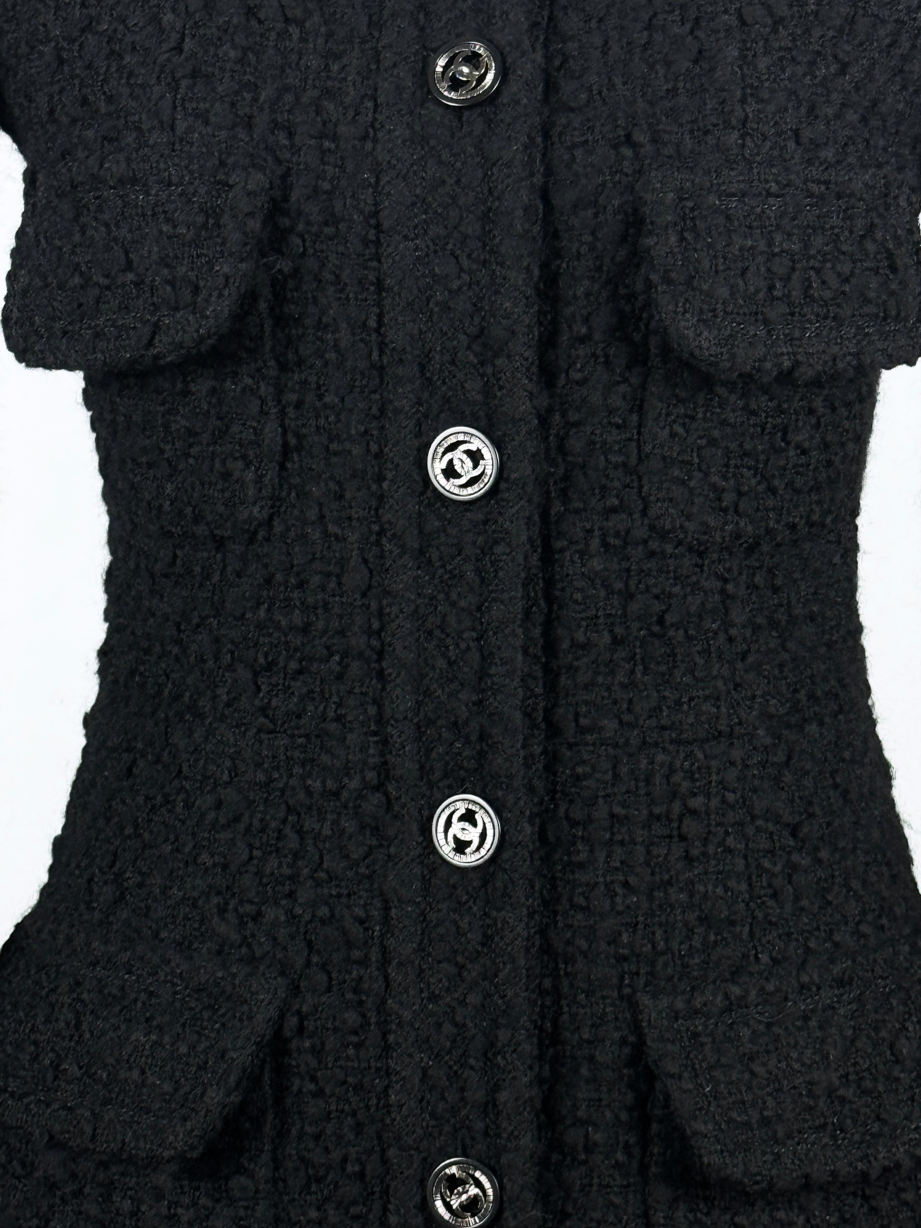 CHANEL Parigi / Edimburgo Cappotto in tweed nero 44 FR In condizioni ottime in vendita a Dubai, AE