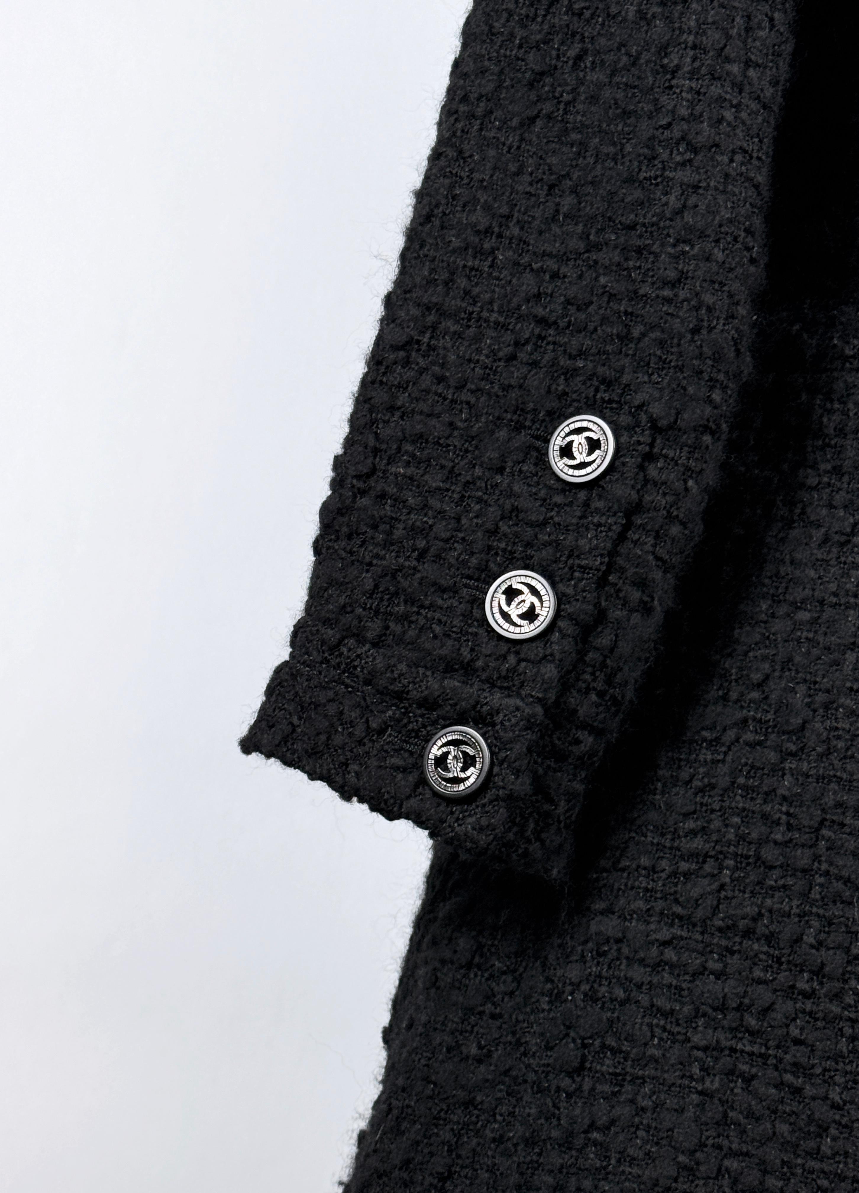 CHANEL Parigi / Edimburgo Cappotto in tweed nero 44 FR in vendita 1