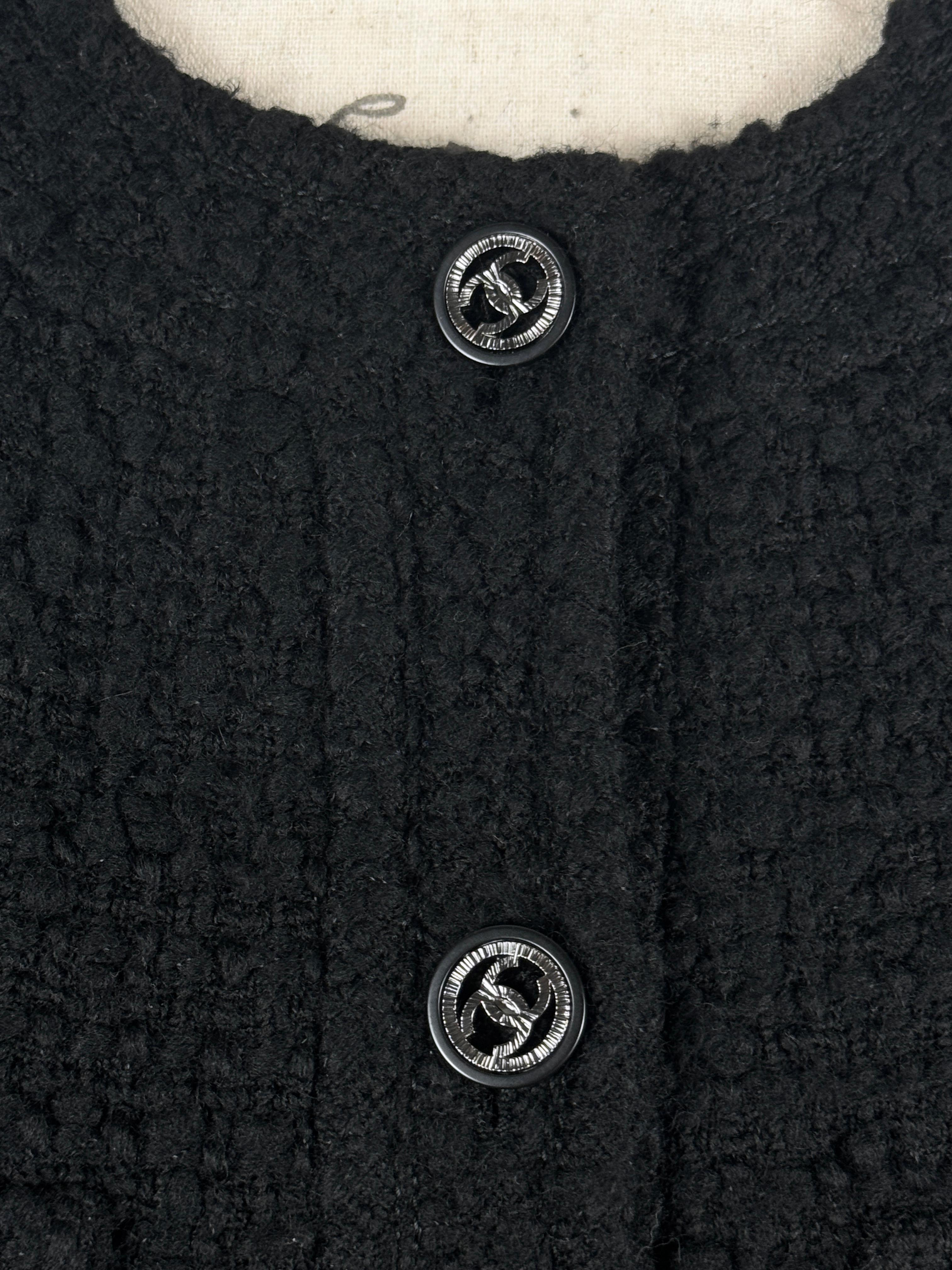 CHANEL Parigi / Edimburgo Cappotto in tweed nero 44 FR in vendita 2