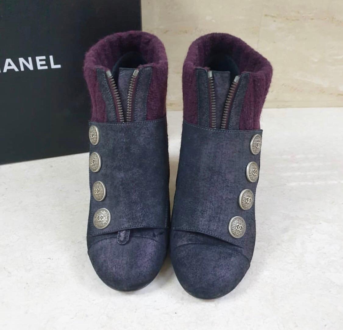 Chanel Paris-Edinburgh CC Booties
Bordeaux distressed leather Chanel round-toe ankle boots with tonal stitching, knit trim, stacked heels and zip closures at uppers featuring silver-tone interlocking CC snap closures.
This short Chanel biker boots