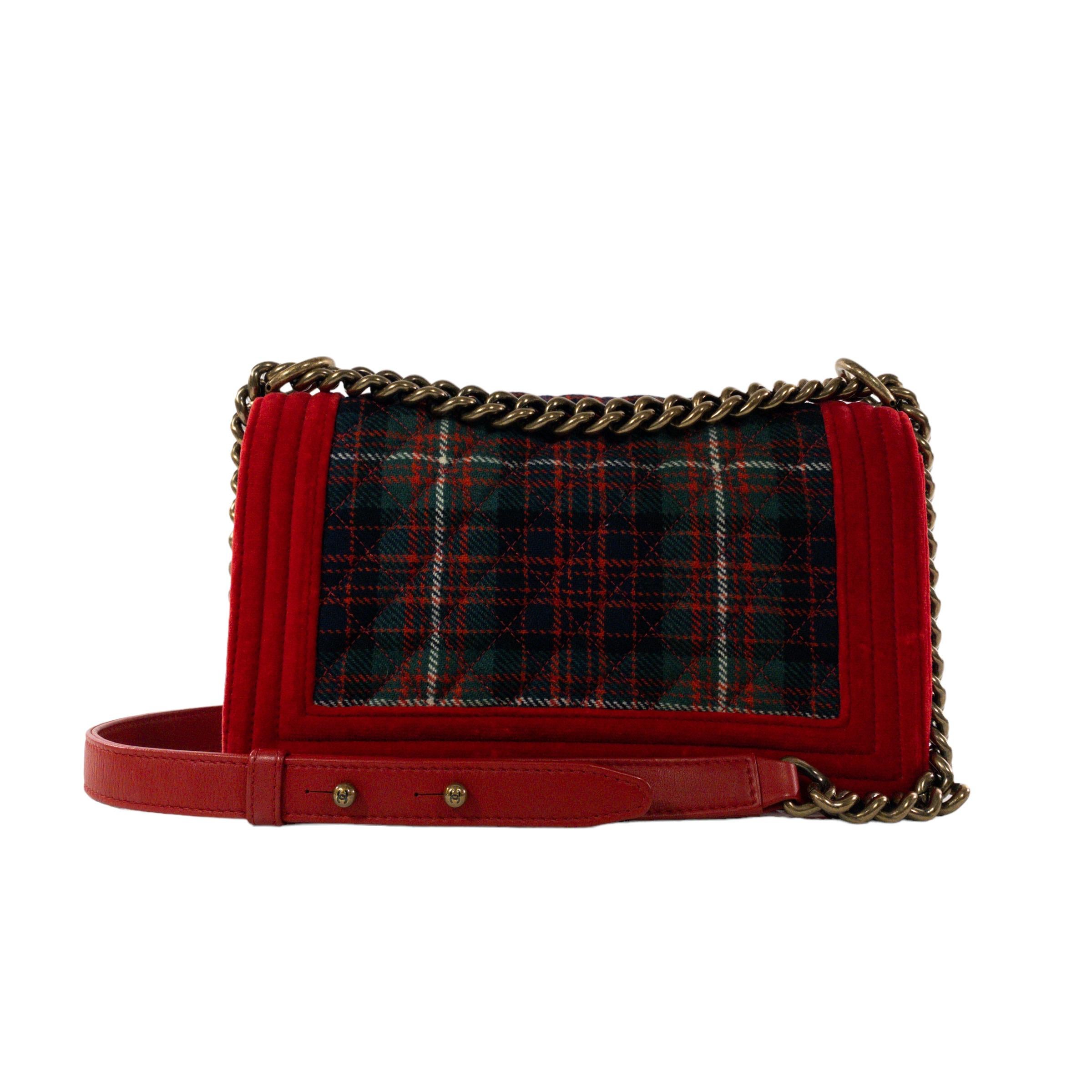 Chanel Paris Edinburgh Boy Old Medium Bag

This is an Authentic Chanel Old Medium Boy bag. Quilted flannel with bright red velvet exterior. Antique brass hardware push lock CC closure on front flap. Large interior compartment with fabric lining.