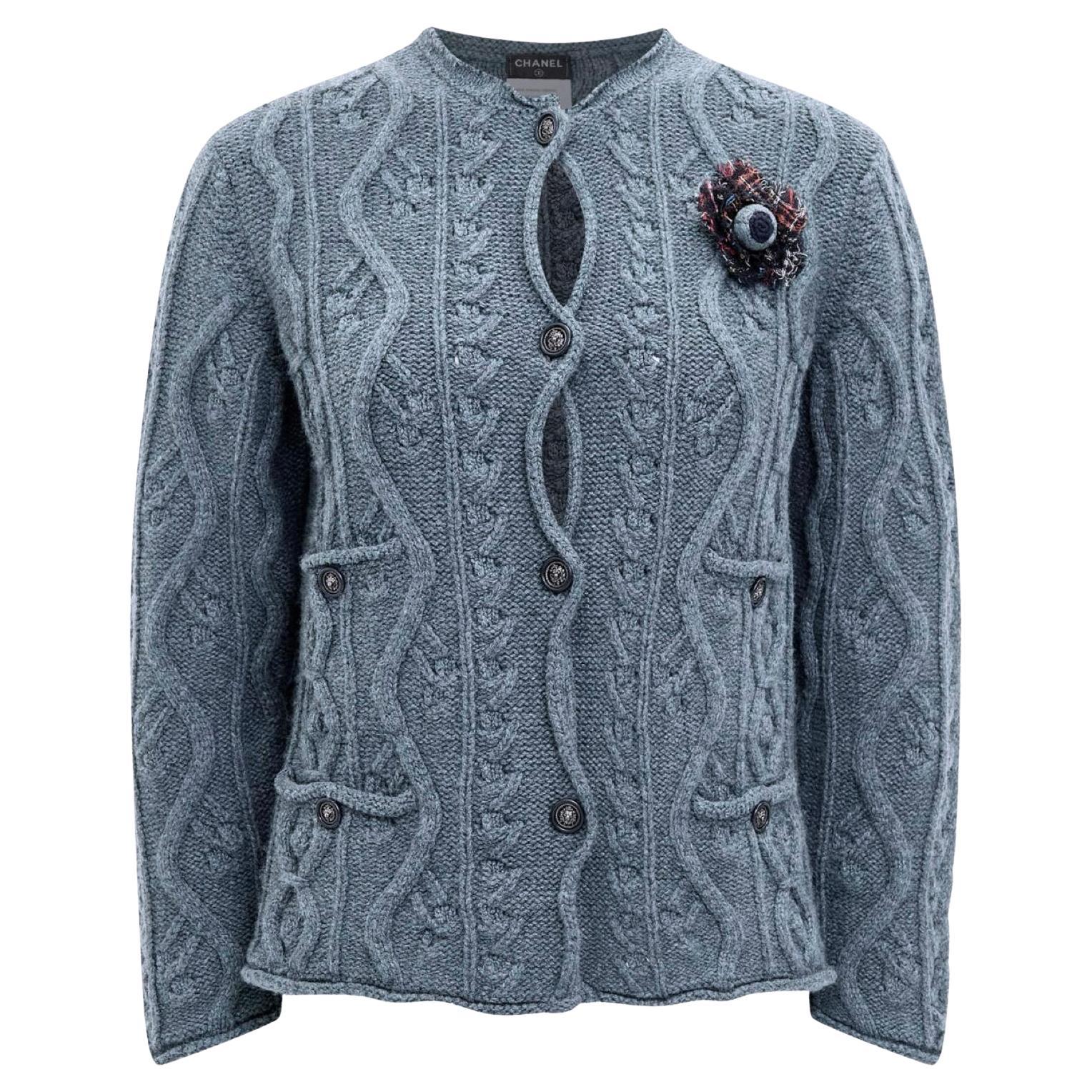 CHANEL París / Edimburgo: chaqueta de cachemira con botones CC y broche, talla 40 FR