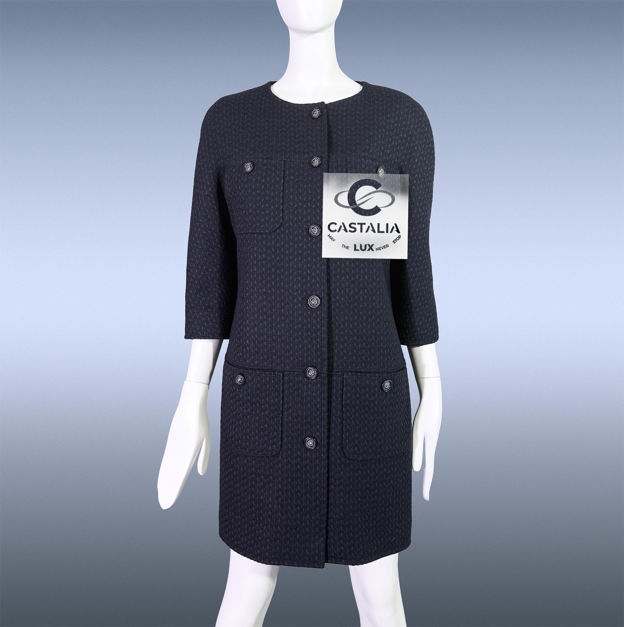 CHANEL Paris / Edinburgh CC Lion Button Tweed Mantel 38 FR für Damen oder Herren im Angebot