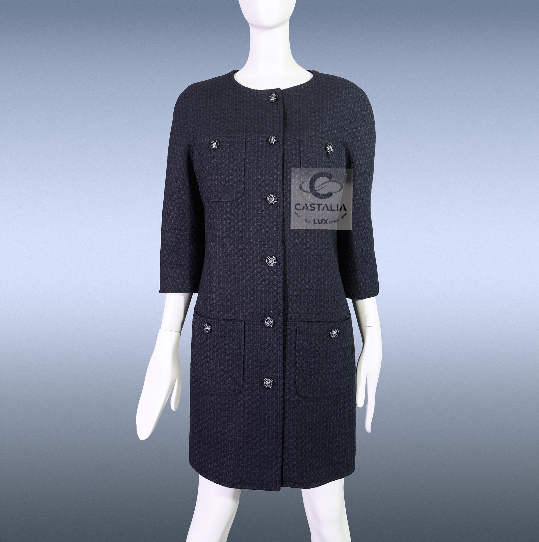 CHANEL Paris / Edinburgh CC Lion Button Tweed Mantel 38 FR für Damen oder Herren im Angebot