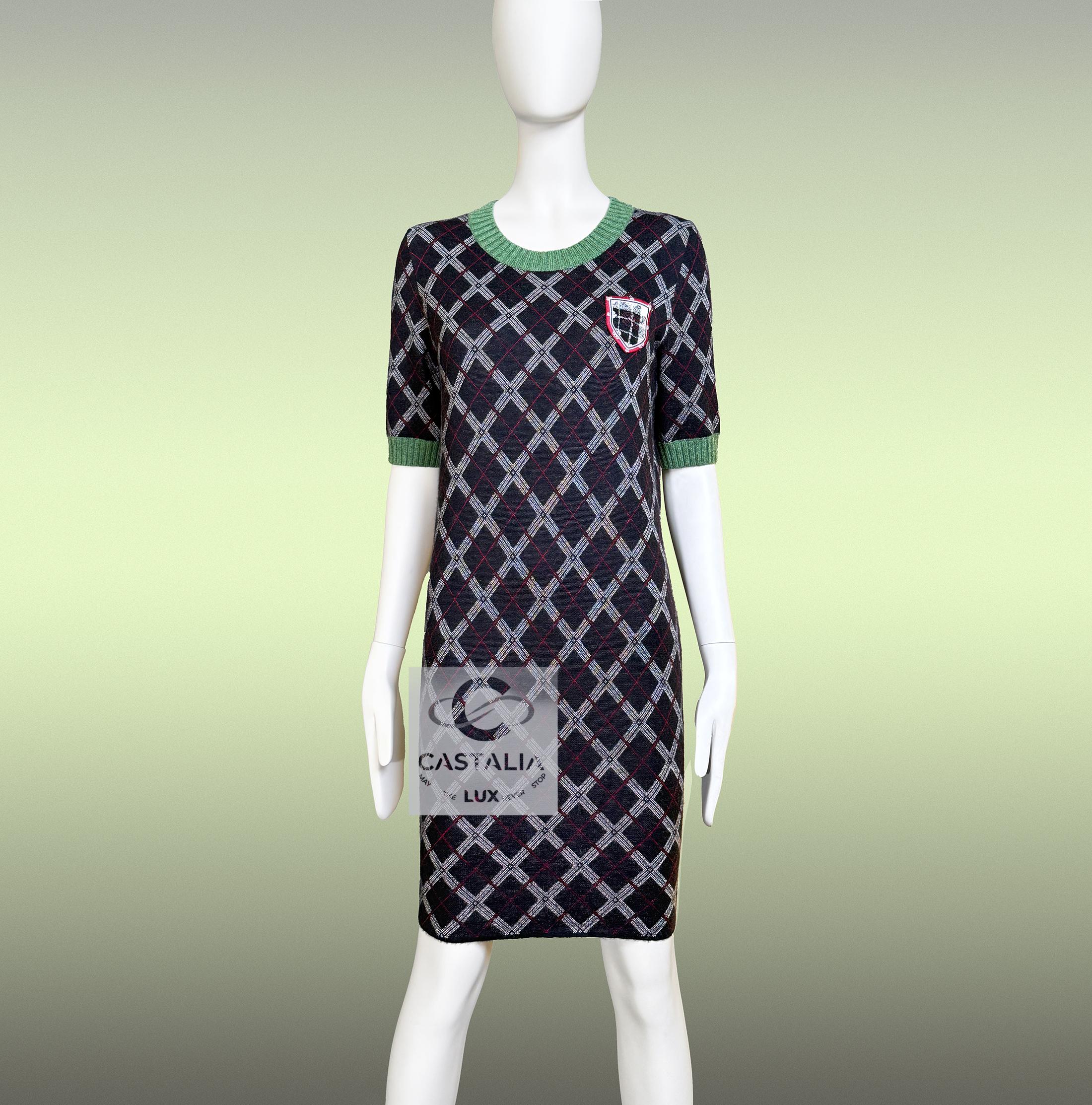 Chanel Paris / Edinburgh CC Patch Tartan Kleid 40 FR im Zustand „Neu“ im Angebot in Dubai, AE