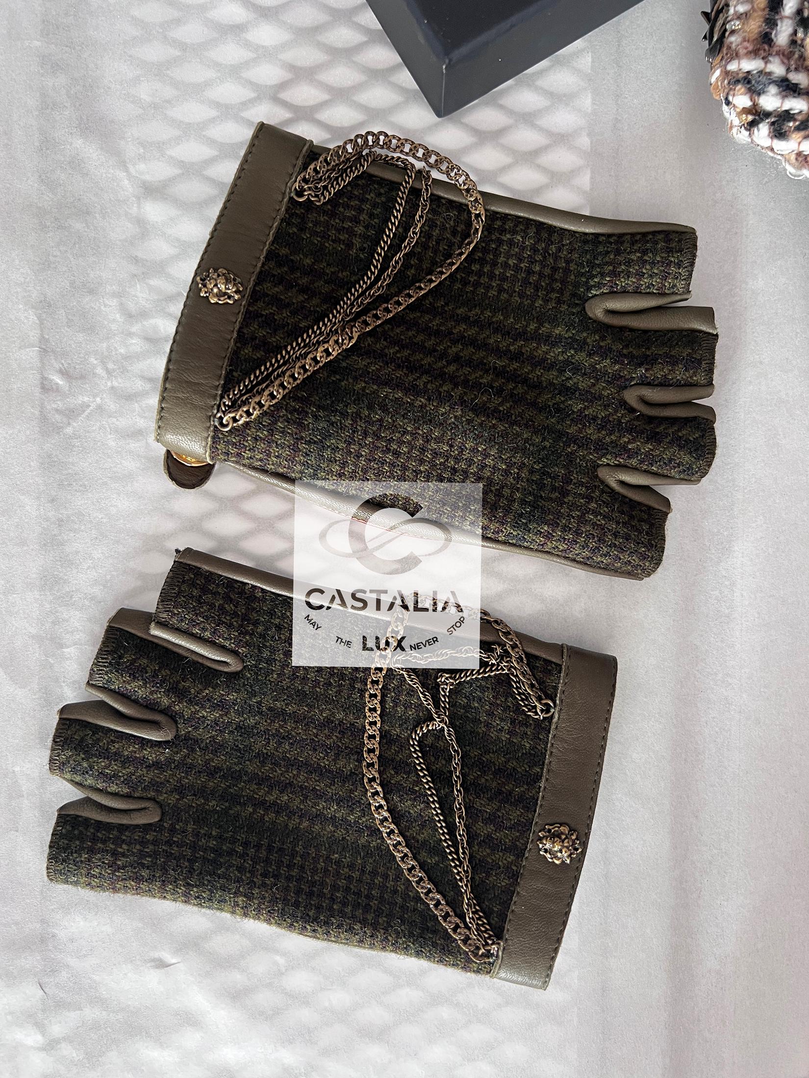 Exquisite Chanel tweed and leather mitten gloves ~ embellished with metallic chains ~ from Paris / EDINBURGH Collection by maestro Lagerfeld 
- CC logo Lionhead charm 
Size mark 8 / Condition: kept unworn