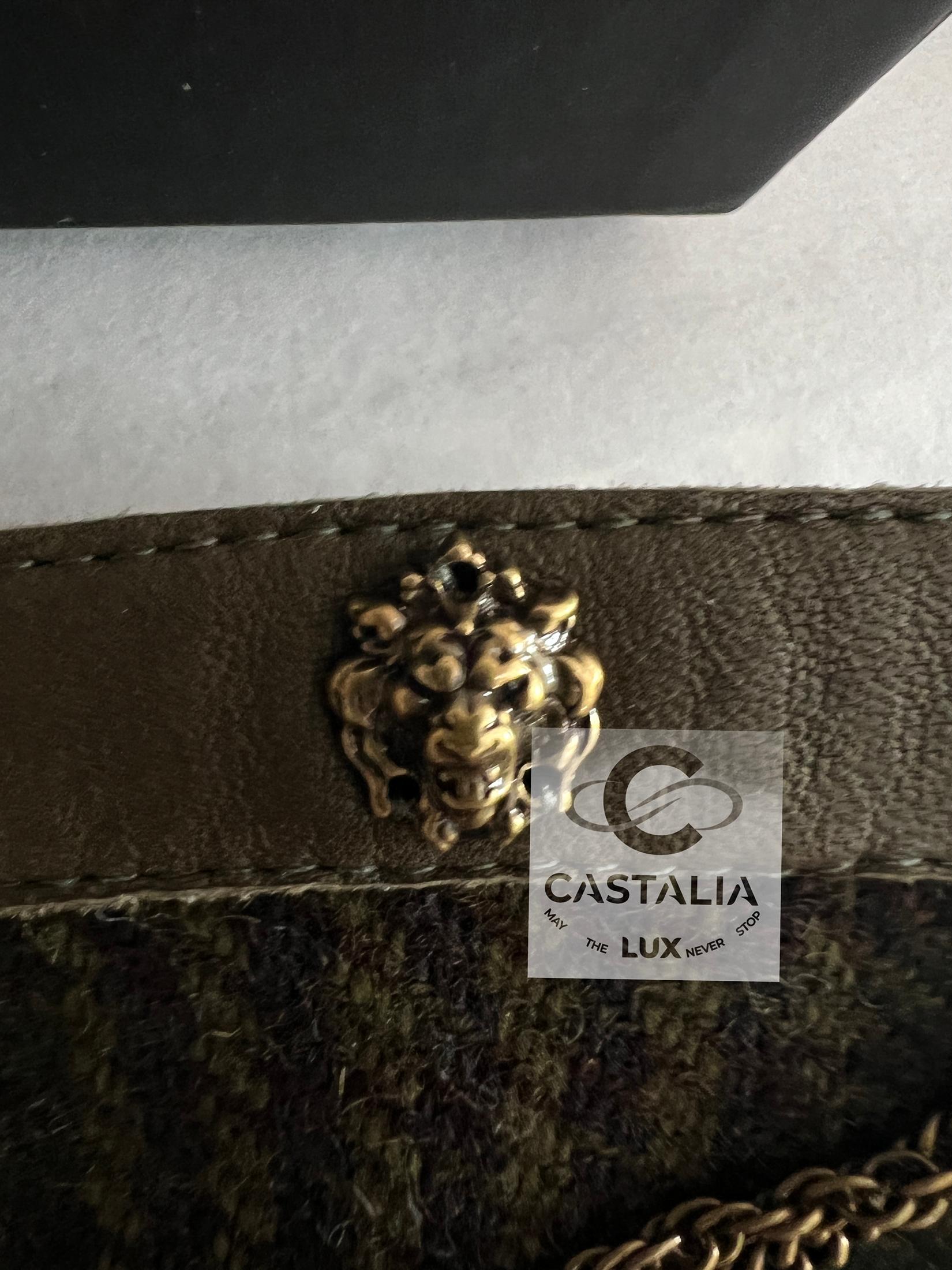 Chanel Paris / Edinburgh Chain Embellished Mitten Gloves In Excellent Condition For Sale In Dubai, AE