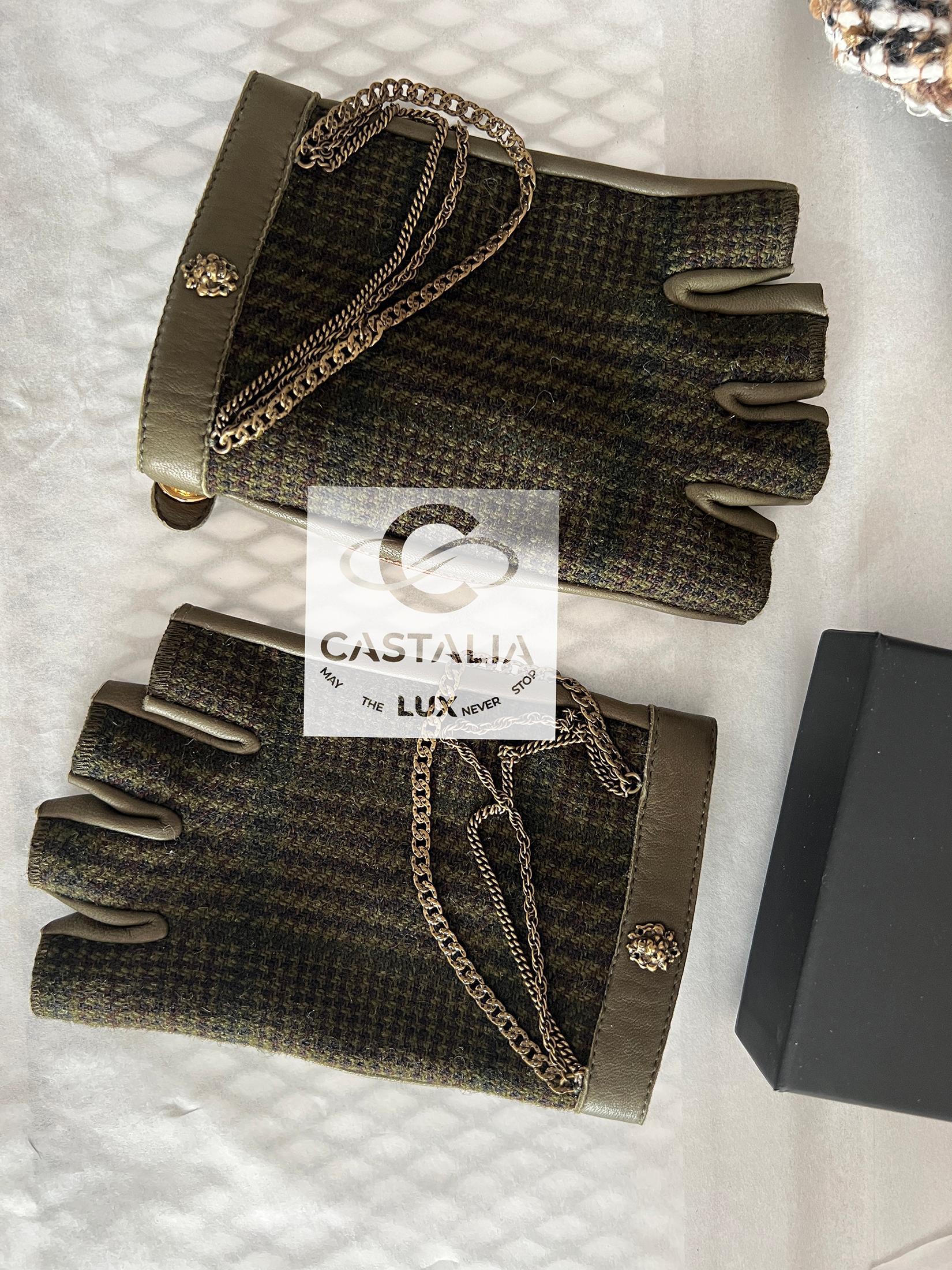 Women's or Men's Chanel Paris / Edinburgh Chain Embellished Mitten Gloves For Sale