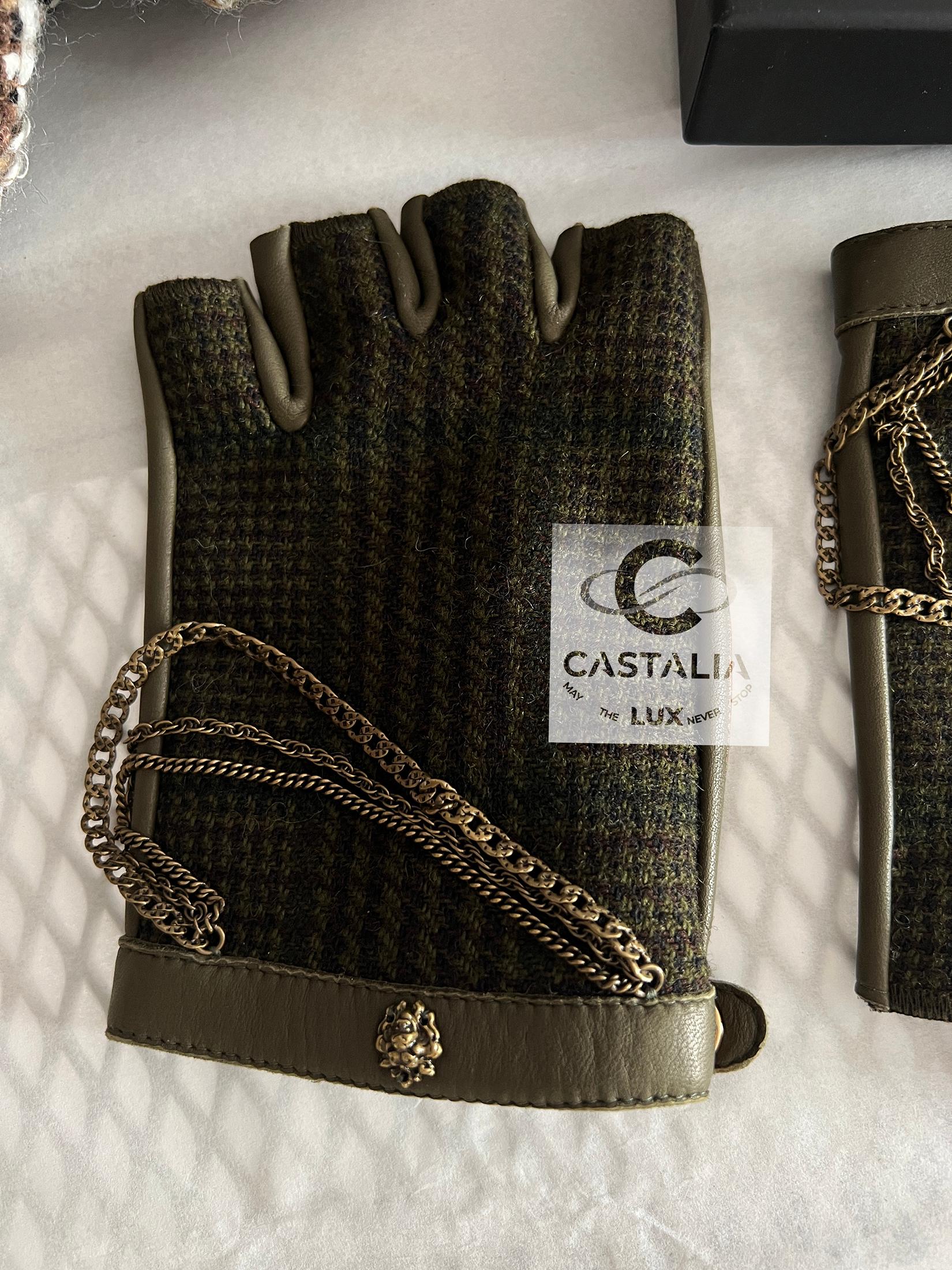 Chanel Paris / Edinburgh Chain Embellished Mitten Gloves For Sale 1