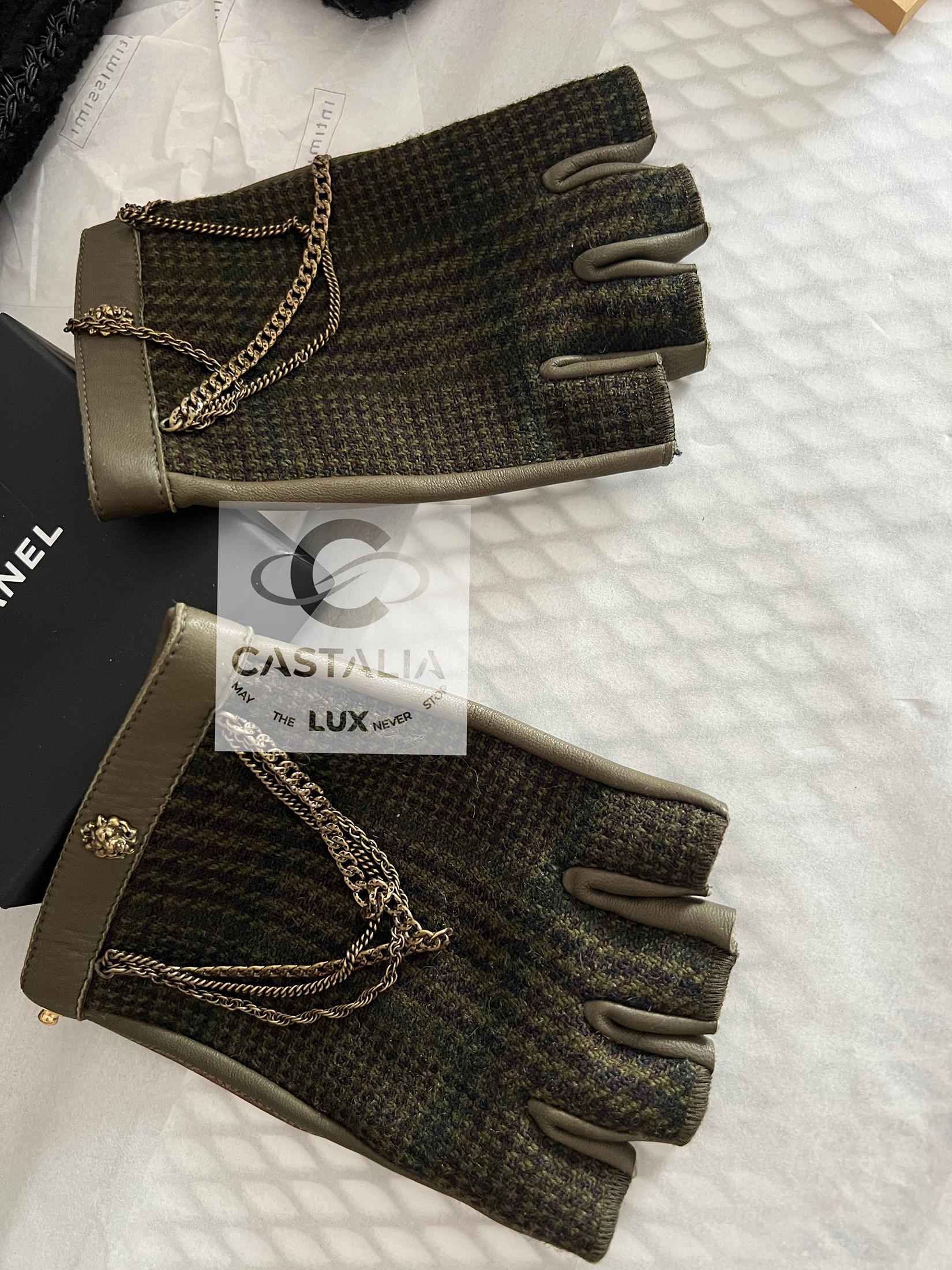 Chanel Paris / Edinburgh Chain Embellished Mitten Gloves For Sale 2