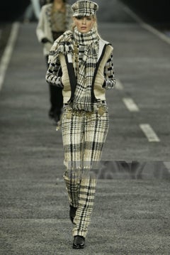 CHANEL Paris / EDINBURGH Collectors Beige Tweed Jacket 34 FR