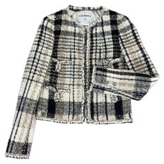 CHANEL Paris / EDINBURGH Collectors Beige Tweed Jacket 34 FR