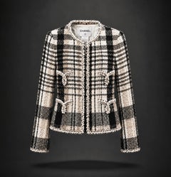 CHANEL Paris / EDINBURGH Collectors Beige Tweed Jacket 34 FR