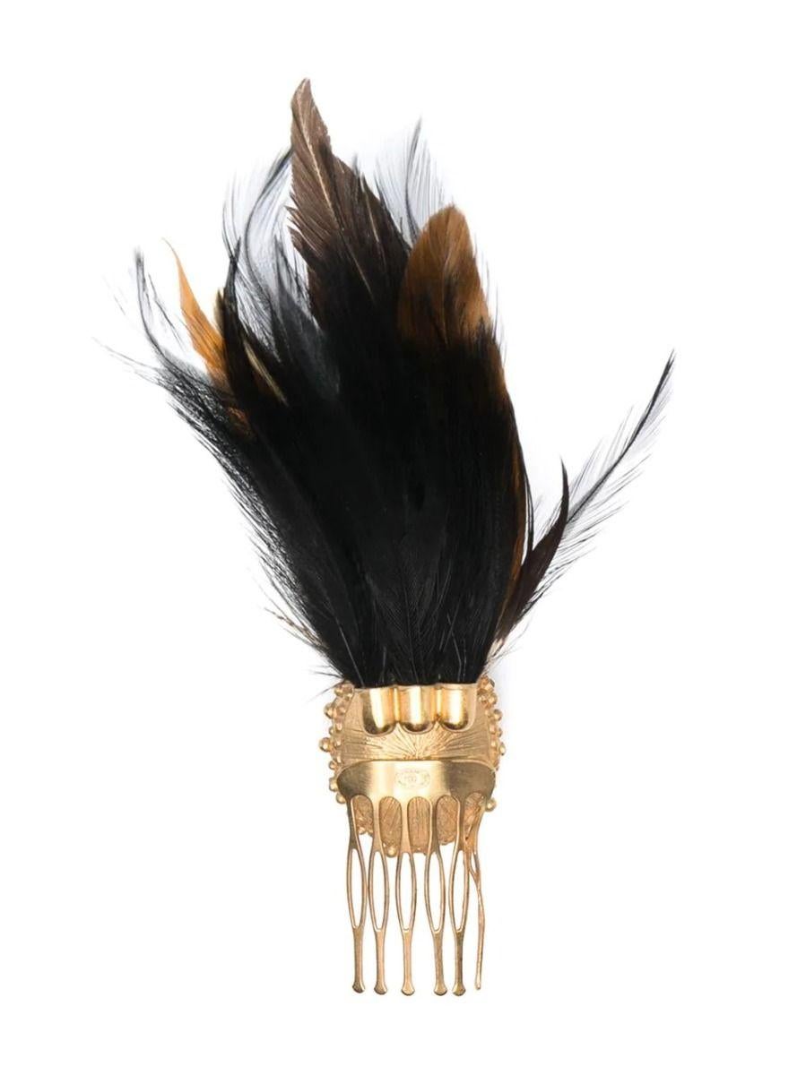 Confectionné en plumes et en métal doré et orné du logo CC, ce peigne à cheveux Edinburgh de Chanel est l'accessoire audacieux idéal pour toute occasion.

Couleur : Marron & Or Composition : Plume 100%, métal 100%

Condition : Très bon état 8/10.