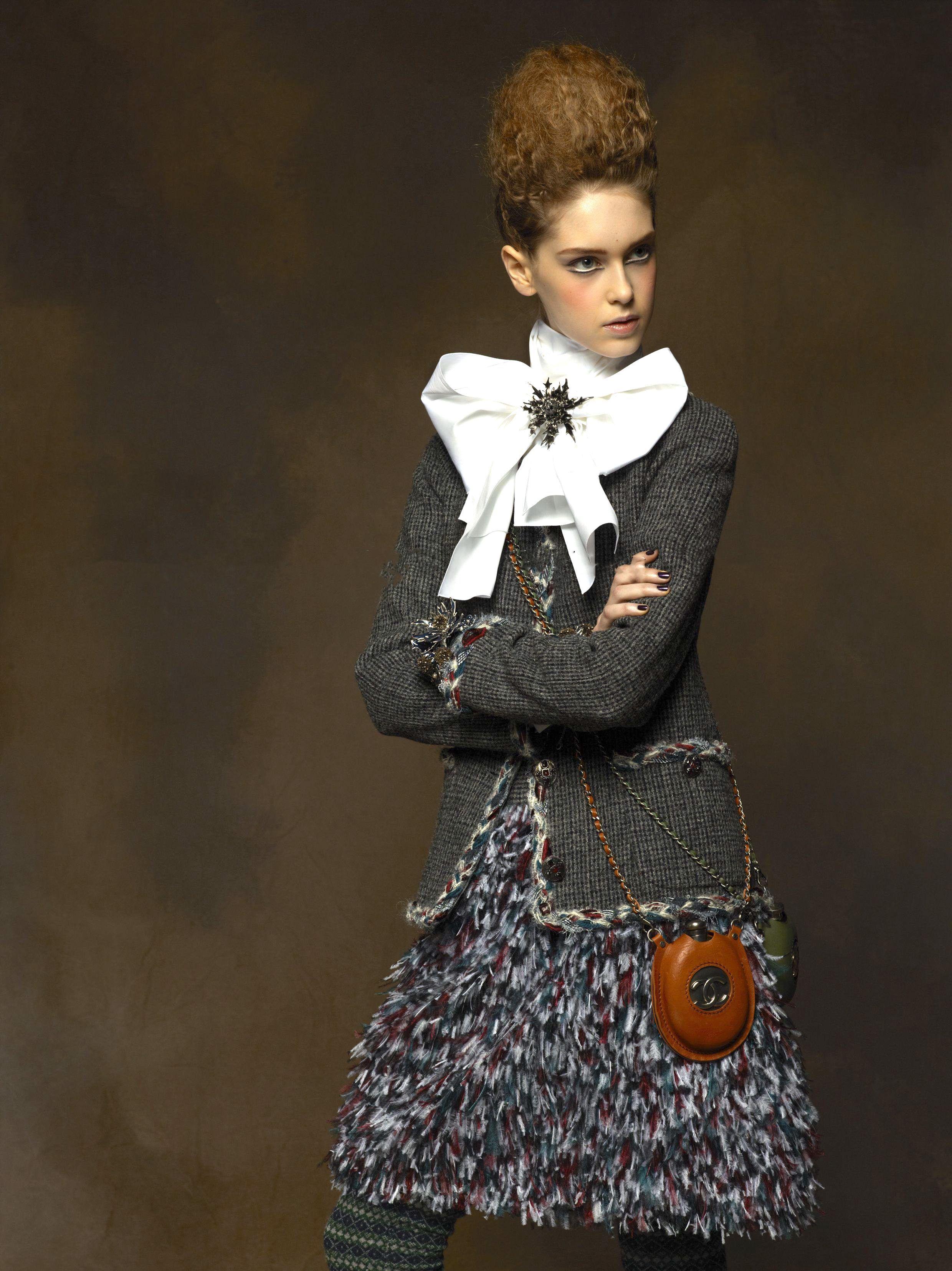 Fabulous Chanel grey tweed jacket with tartan braided trim ~ from Runway of Paris / EDINBURGH Collection ~ by Maestro Lagerfeld
- masterpiece Gripoix jewel buttons with CC logo
- outstanding tartan brown lining, chain link at hem
Size mark 38 FR.