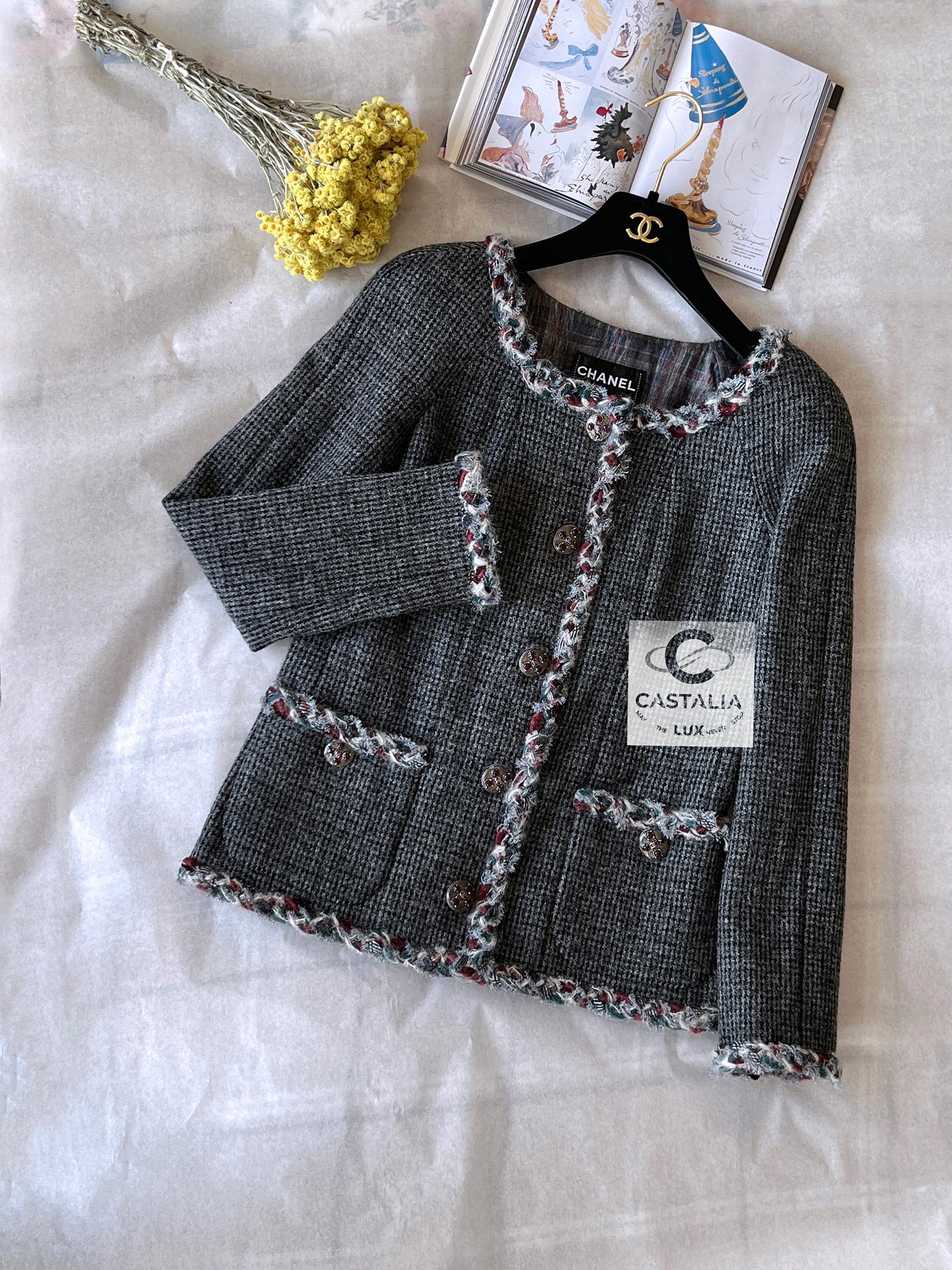 Women's or Men's Chanel Paris / Edinburgh Gripoix Buttons Tweed Jacket