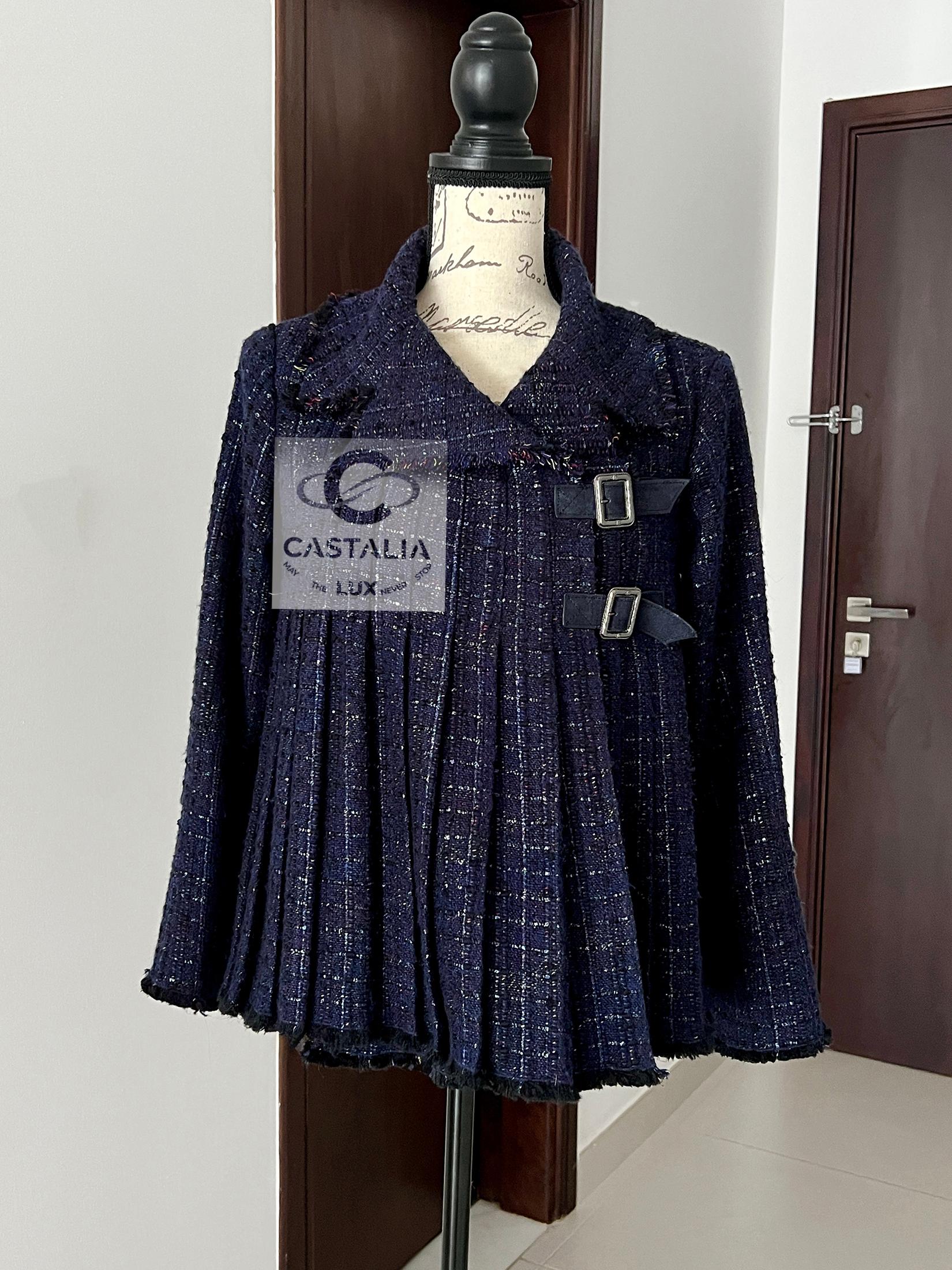 CHANEL - Chaqueta de capa de tweed Lesage azul marino de colección - 
- París / EDIMBURGO Pasarela Métiers d'Art 2013 - Por Karl Lagerfeld - 

  Ofrecida originalmente a un precio de boutique que superaba los 10.000 $, esta obra maestra se erige