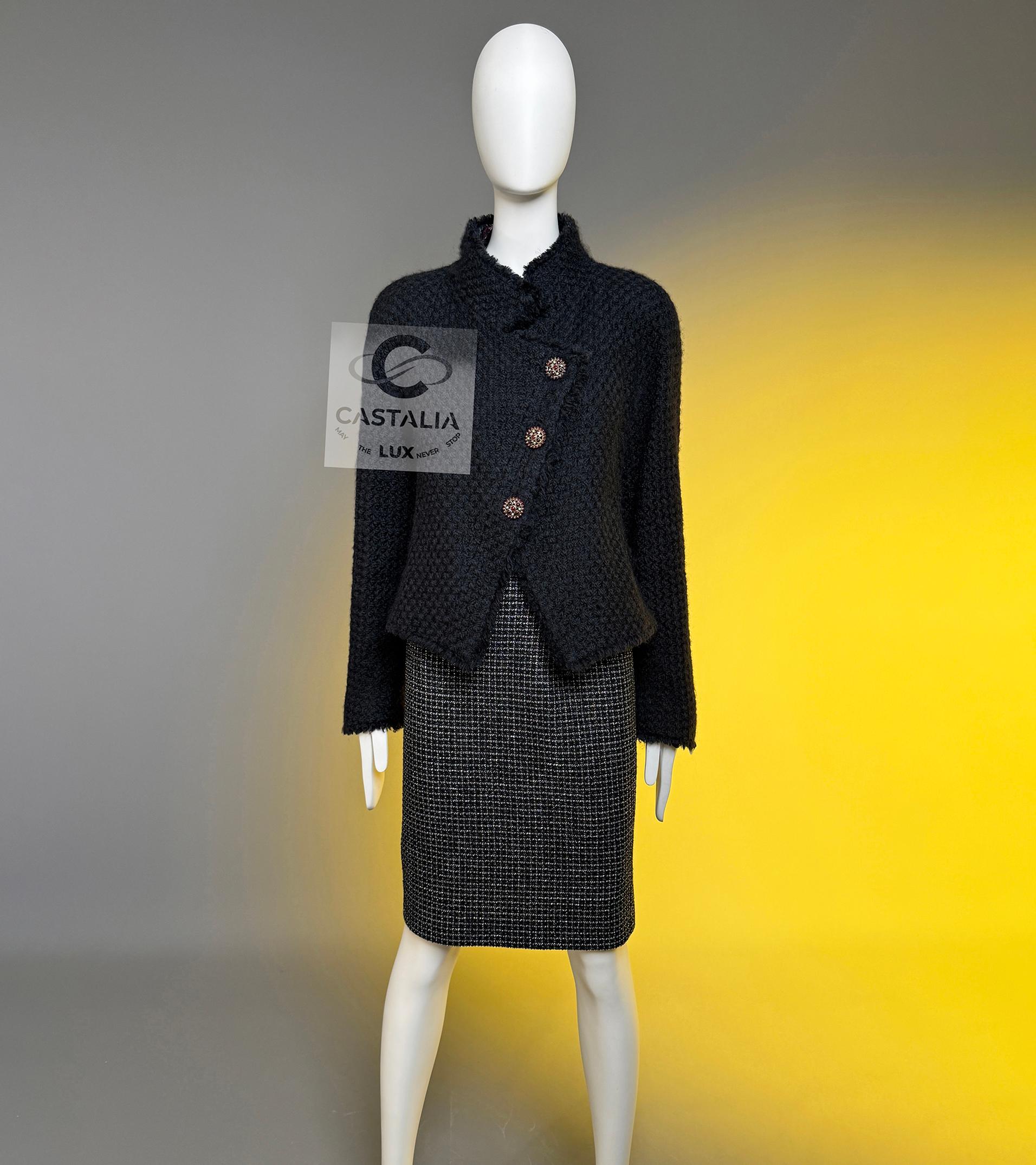 CHANEL Paris / Edinburgh Icon Black Tweed Jacket 38 FR For Sale 7