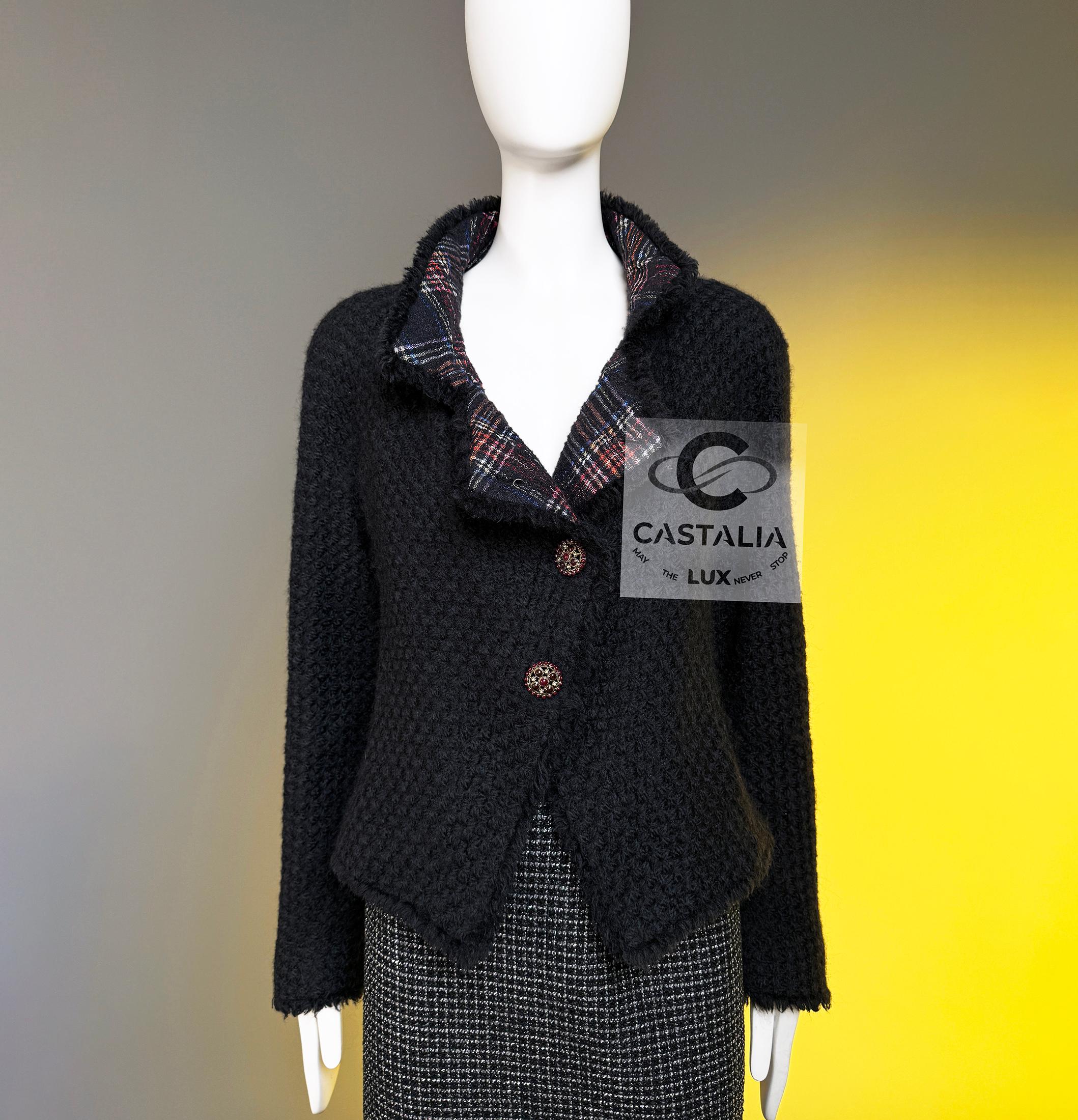 CHANEL Paris / Edinburgh Icon Black Tweed Jacket 38 FR For Sale 3
