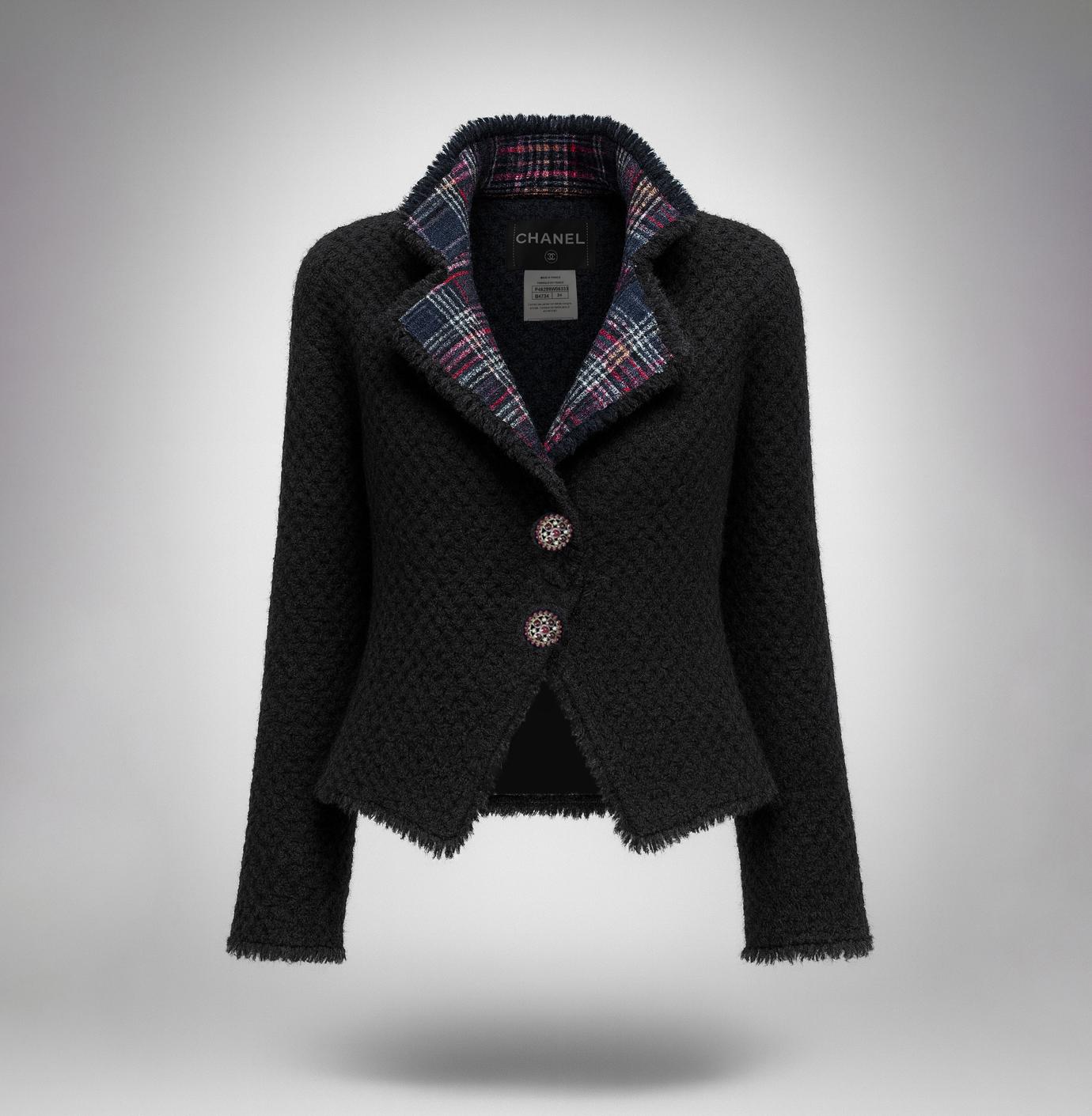 CHANEL Paris / Edinburgh Iconic Black Tweed Jacket 38 FR For Sale