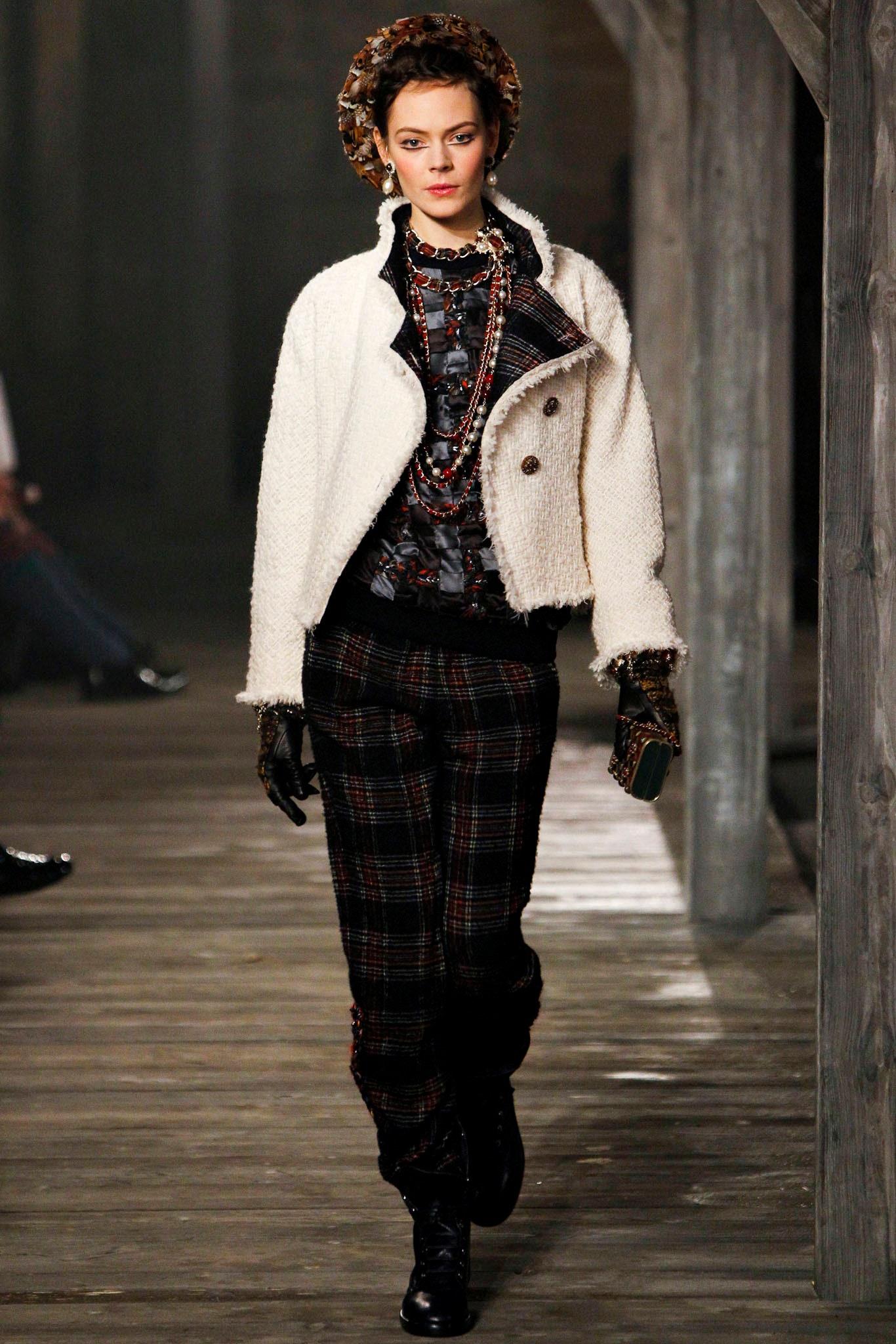 Most recognisable Chanel tweed jacket with tartan trim from Runway of Paris / EDINBURGH 2013 Pre-fall collection, 13A
As seen on Catwalk, in Ad Campaign and in many magazines!
Size mark 38 FR. Never worn.
- masterpiece CC logo jewel Gripoix