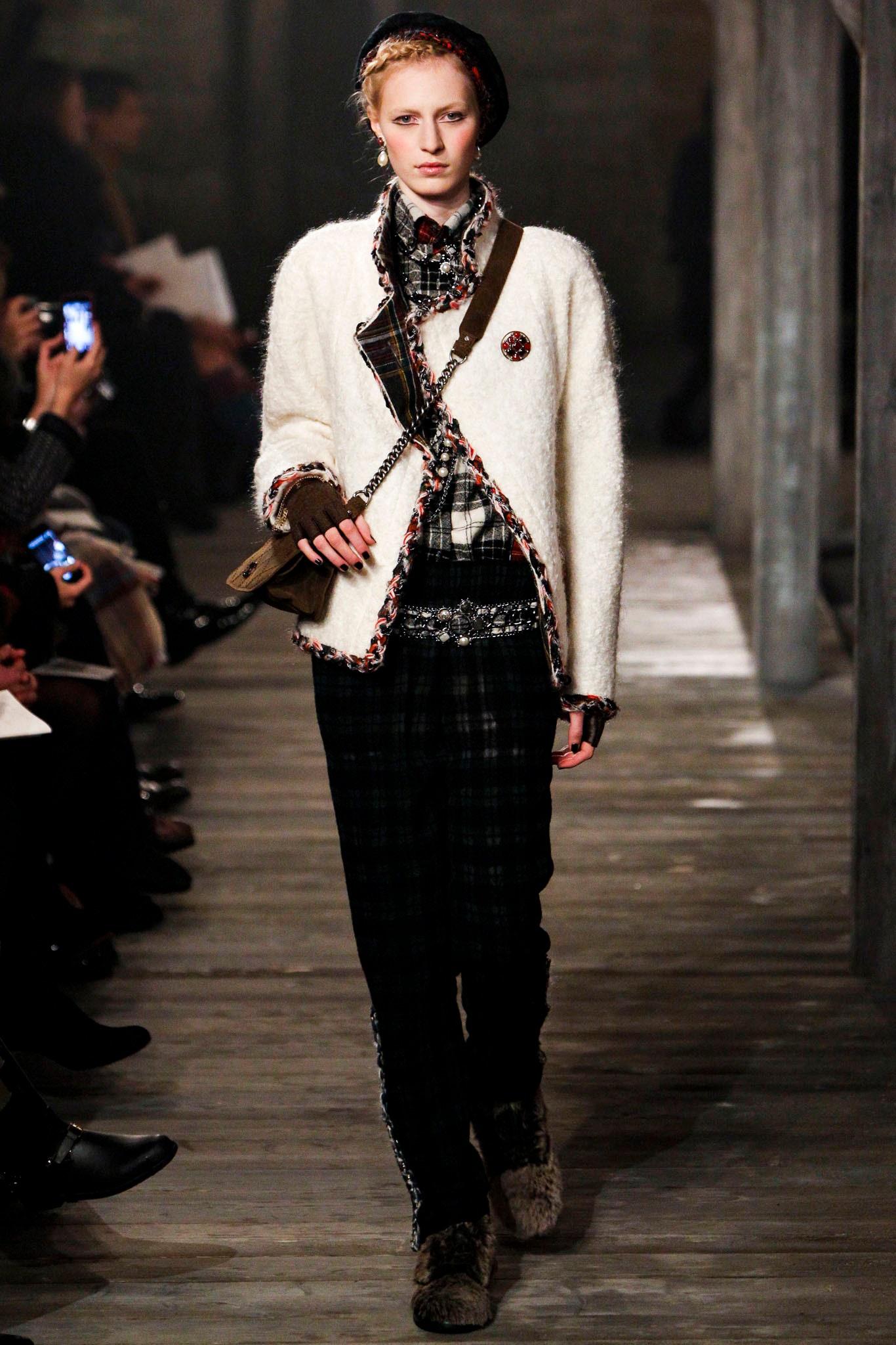 Chanel Paris / Edinburgh Iconic Ecru & Tartan Tweed jacket For Sale 2