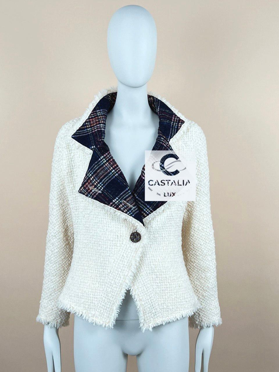 Chanel Paris / Edinburgh Iconic Ecru & Tartan Tweed jacket For Sale 4