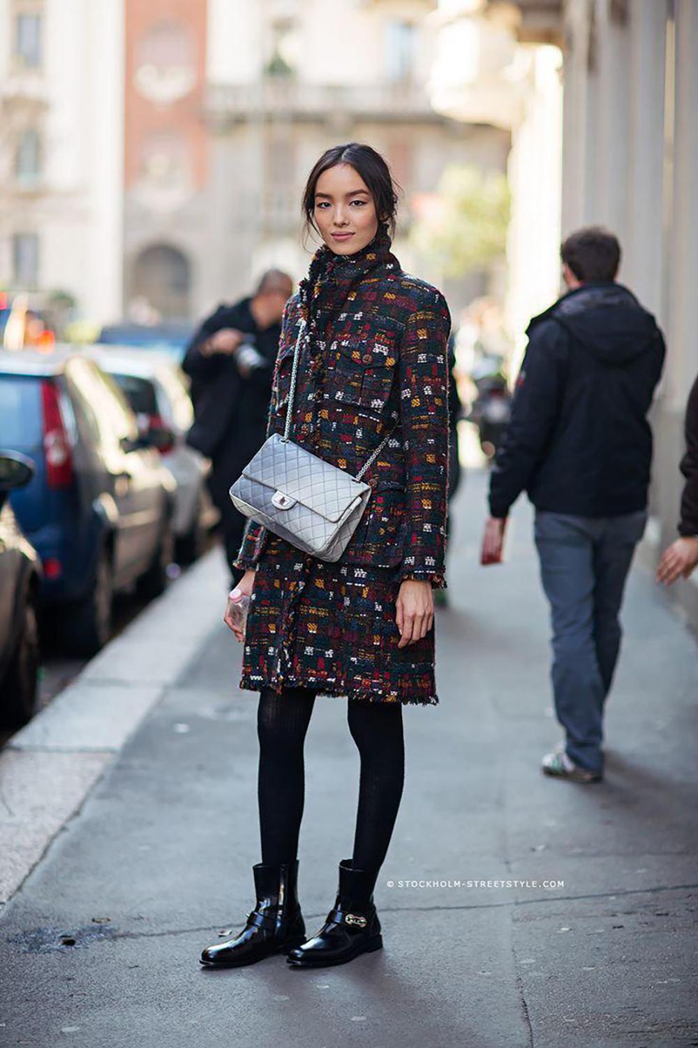 Chanel Paris/Édimbourg Jewel Gripoix Manteau en tweed avec boutons Unisexe en vente