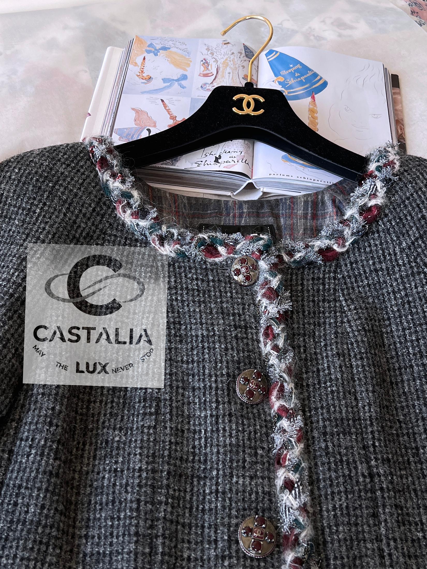 Chanel París / Edimburgo Nueva CC Gripoix Botones Chaqueta de tweed gris en venta 5