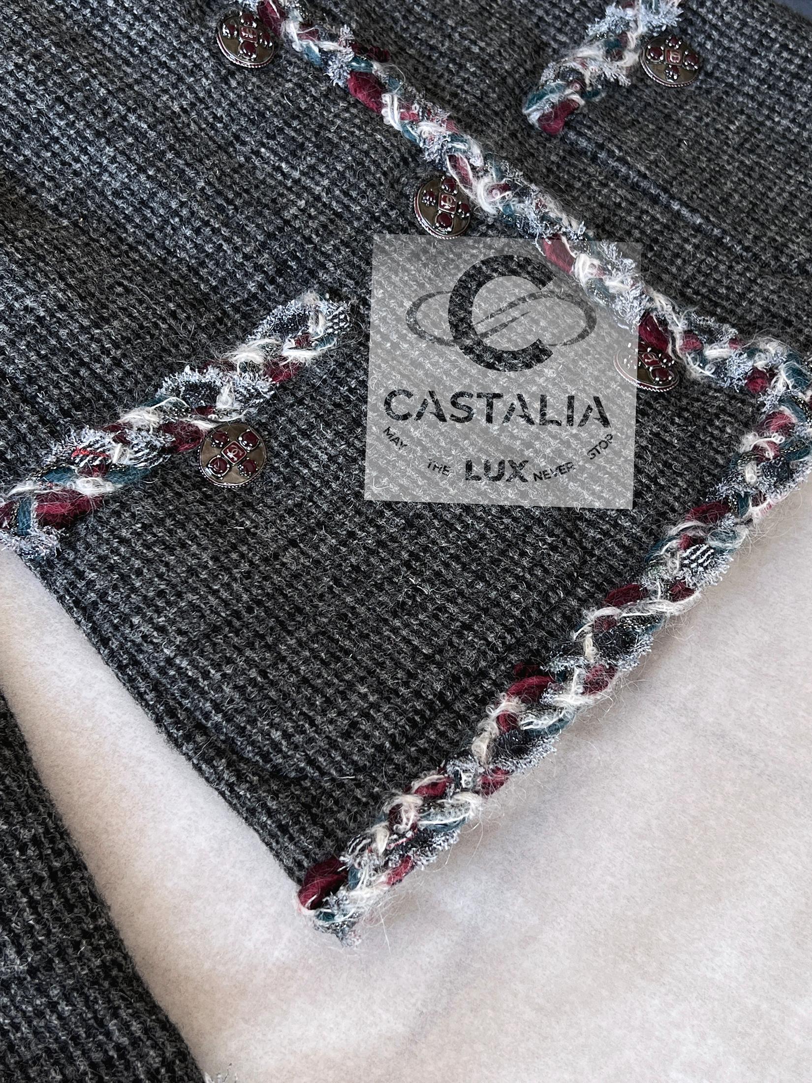 Chanel París / Edimburgo Nueva CC Gripoix Botones Chaqueta de tweed gris en venta 7