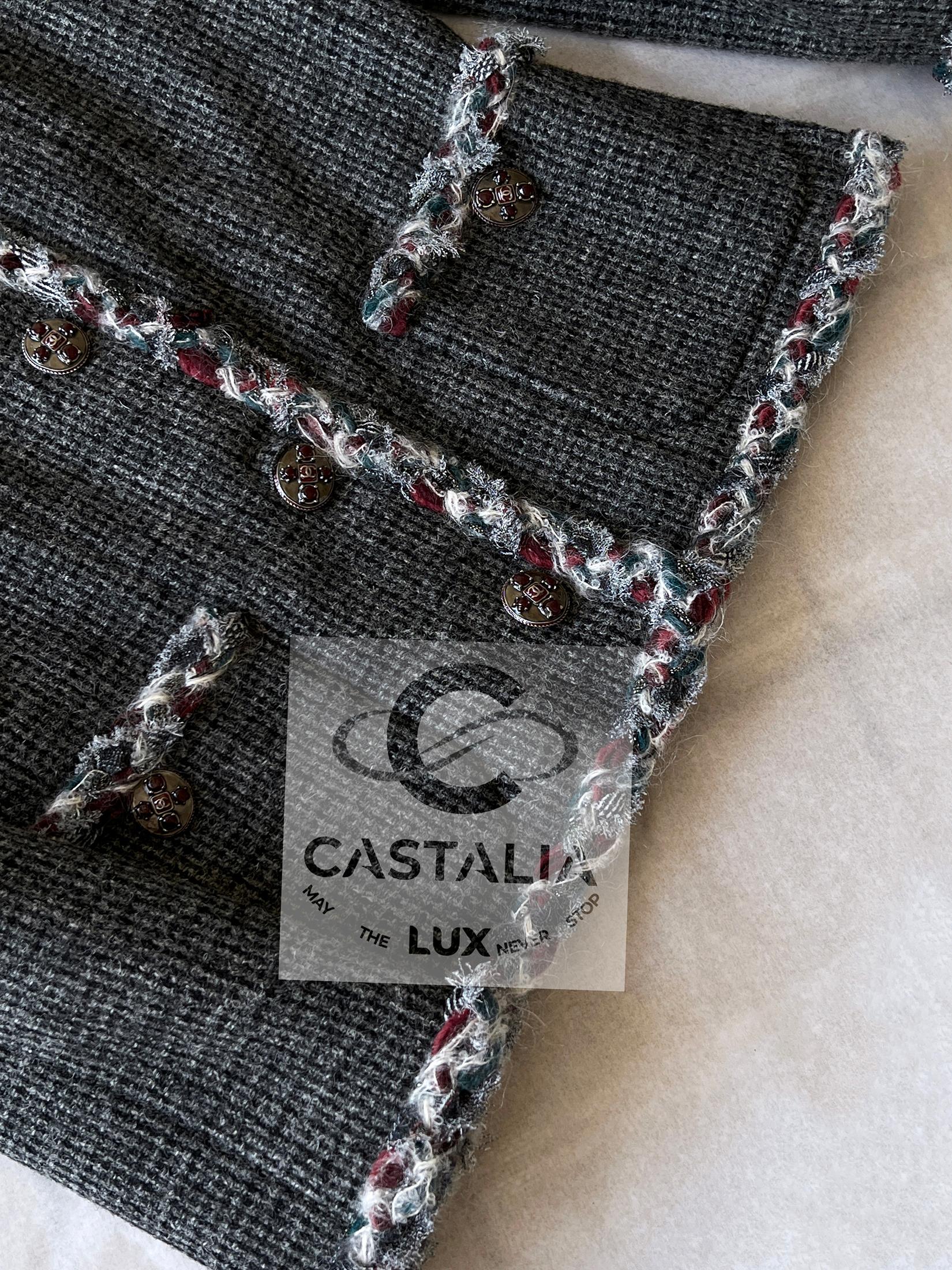 Chanel París / Edimburgo Nueva CC Gripoix Botones Chaqueta de tweed gris en venta 9